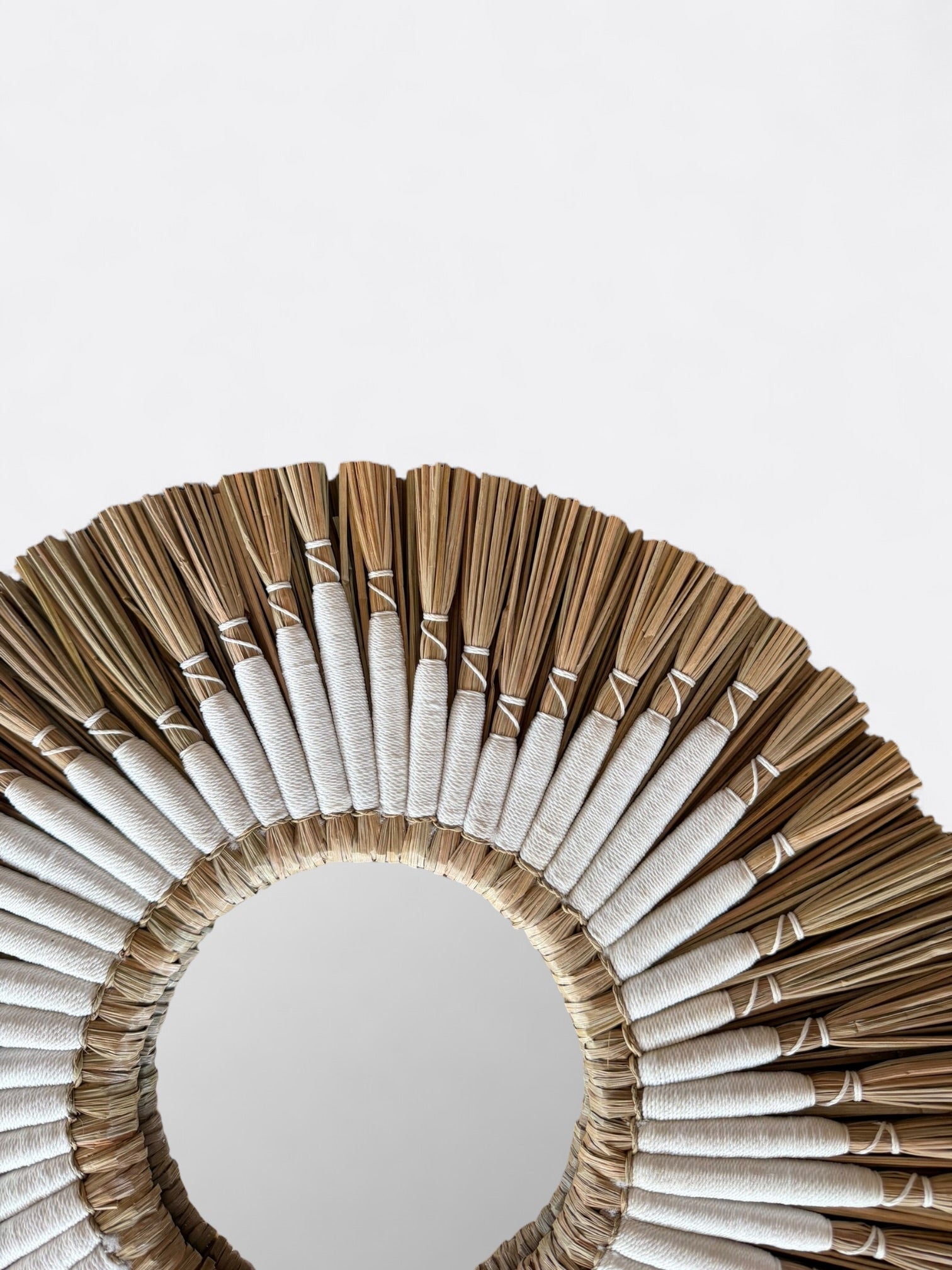 Détail de la texture organique et des finitions blanches du miroir artisanal Rio en roseau