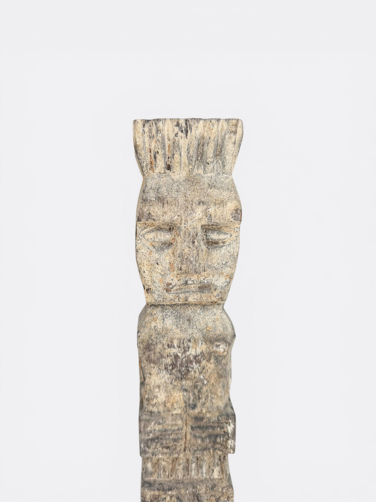 Totem Tilo posé sur une étagère