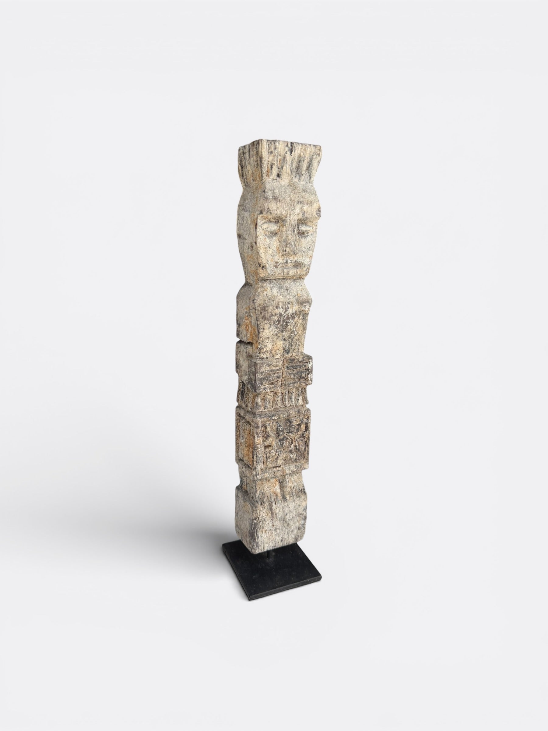 Détail du socle en métal noir du totem Tilo