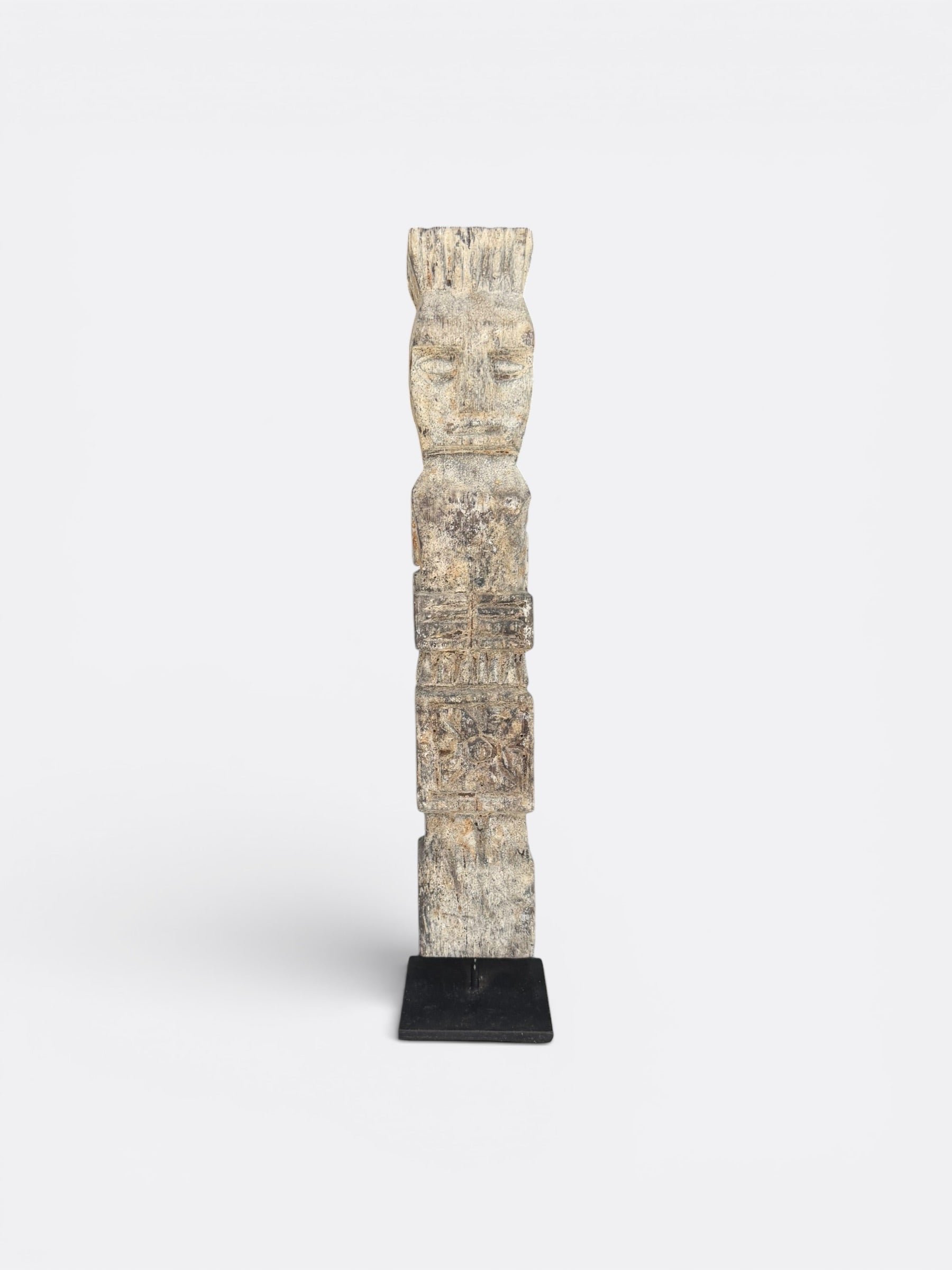 Petit totem Tilo en bois de Suar, vue de face