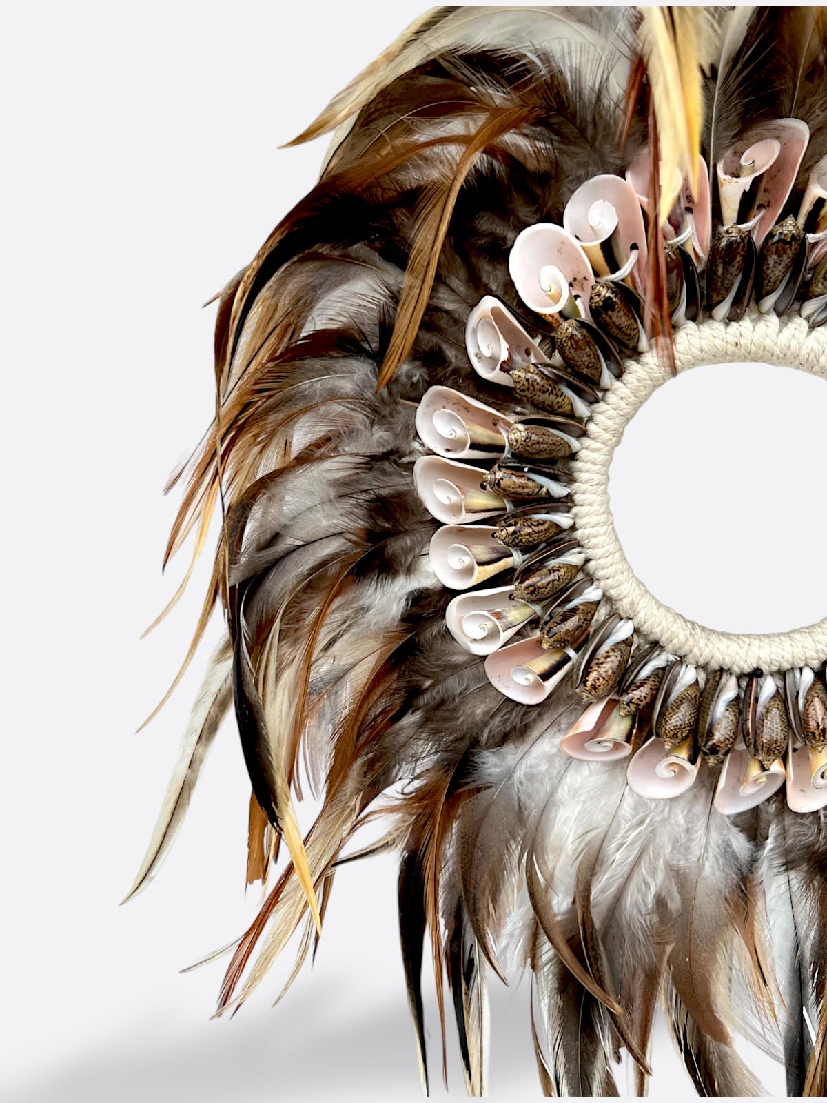 Collier décoratif en plumes et coquillages – Eliora
