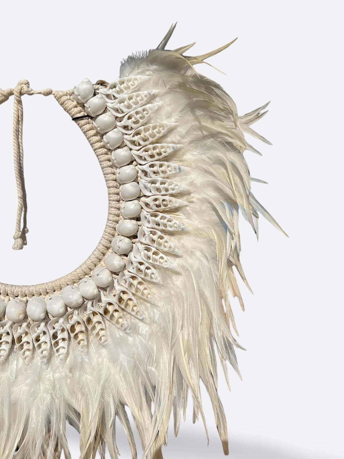 Collier décoratif en plumes et coquillages – Glory