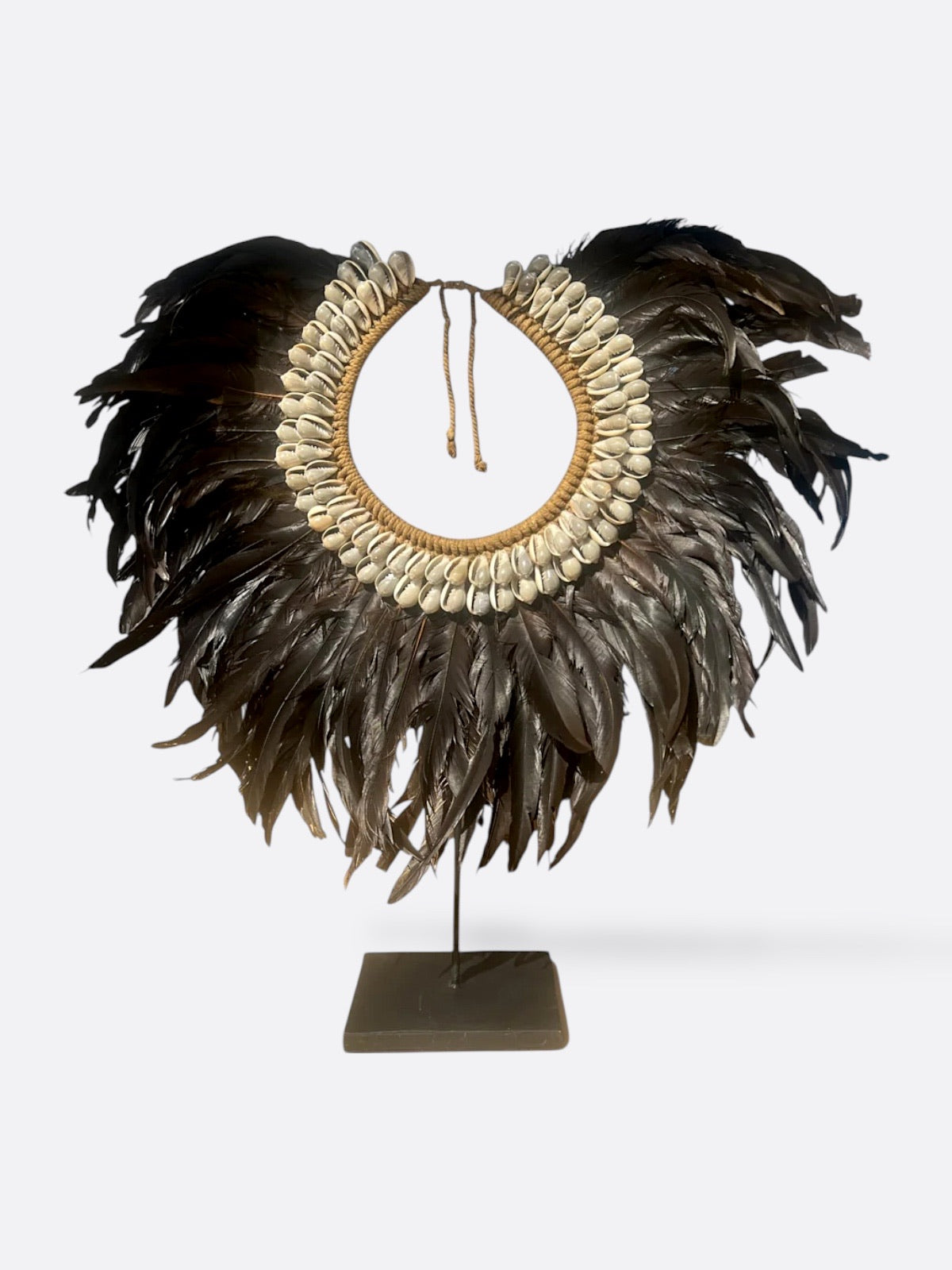 Collier décoratif en plumes et coquillages – Onyx