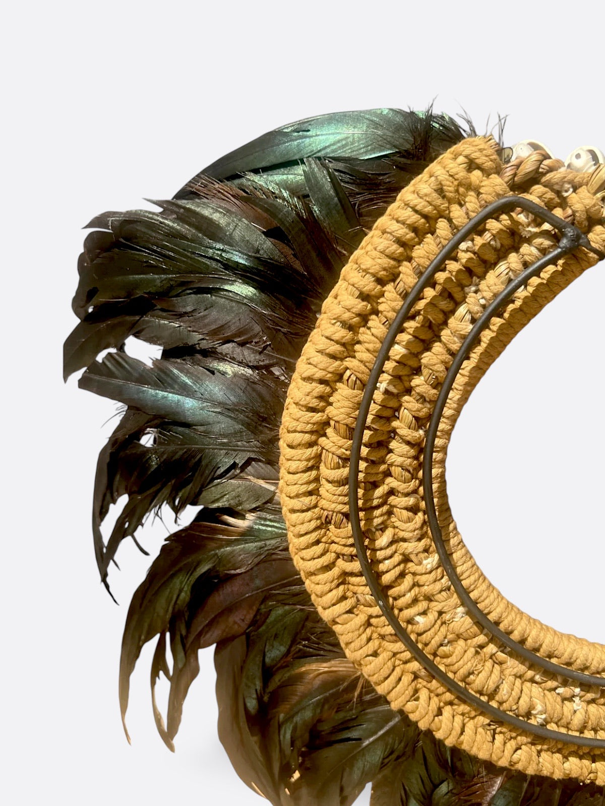 Collier décoratif en plumes et coquillages – Onyx