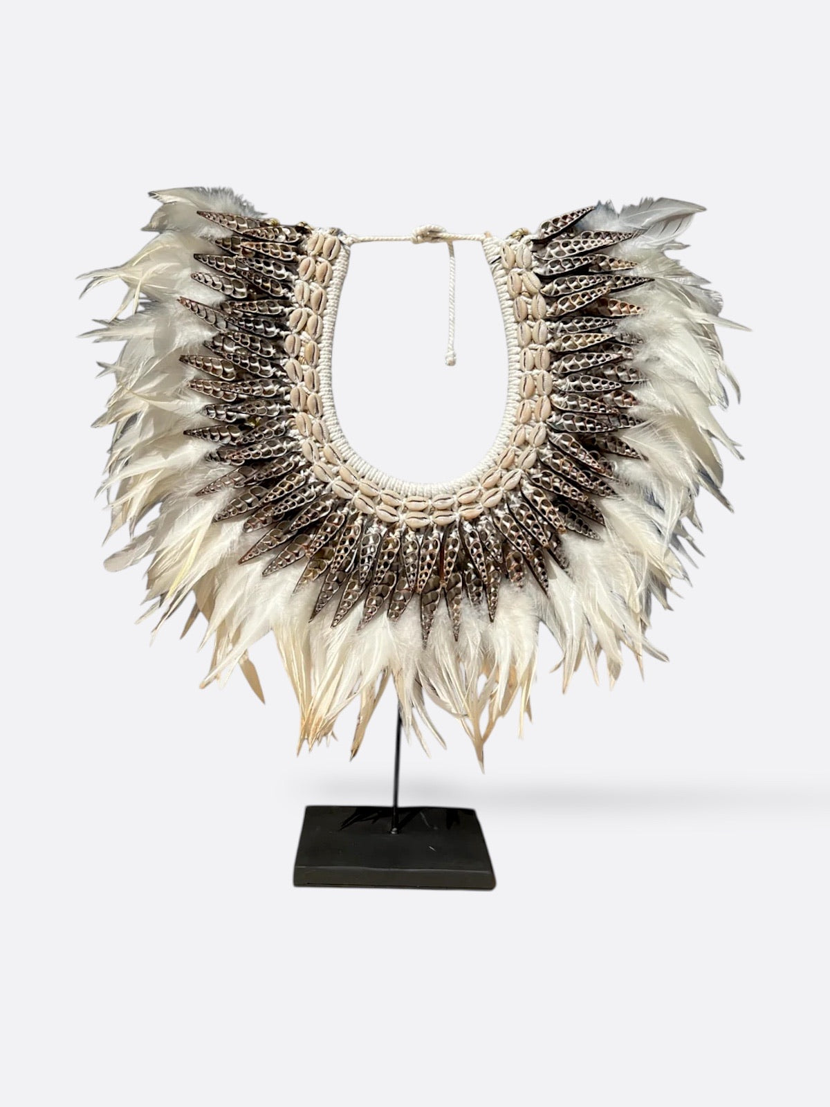 Collier décoratif en plumes et coquillages – Renaissance