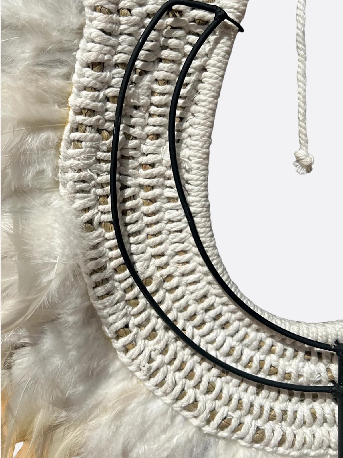 Collier décoratif en plumes et coquillages – Renaissance