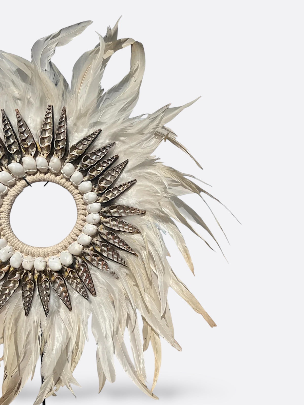Collier décoratif en plumes et coquillages – Zéphir