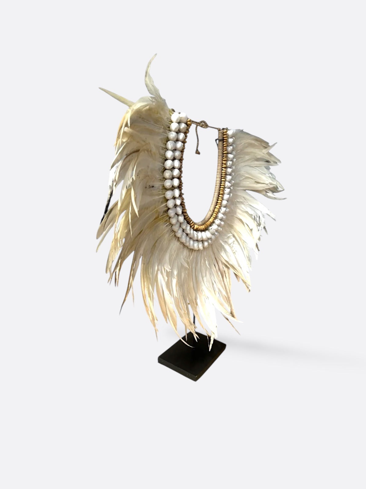 Collier décoratif en plumes et coquillages – Thais