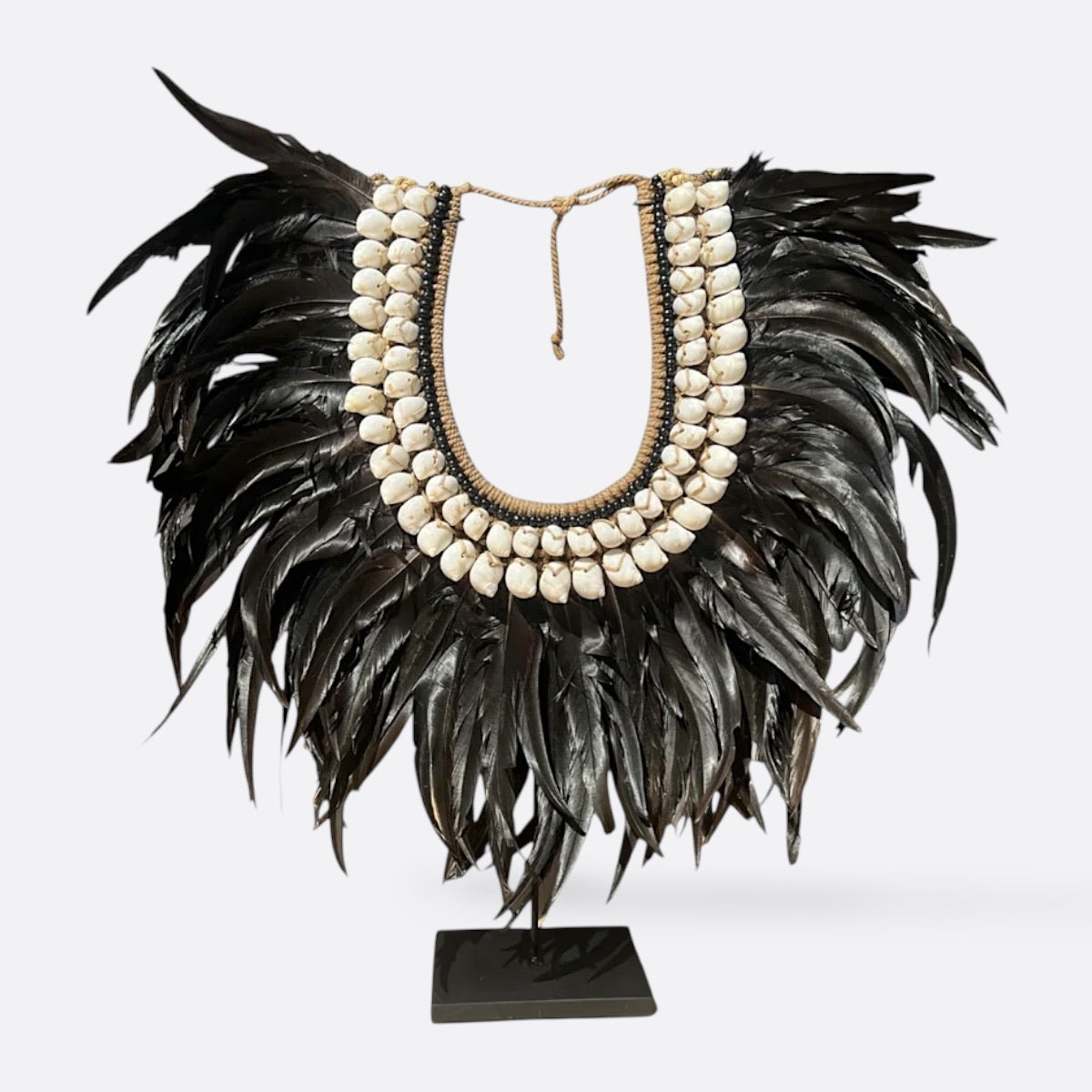Déco ethnique collier coquillages sur pied h40cm gris et rouge Déco ethnique collier coquillages sur pied h40cm gris et rouge