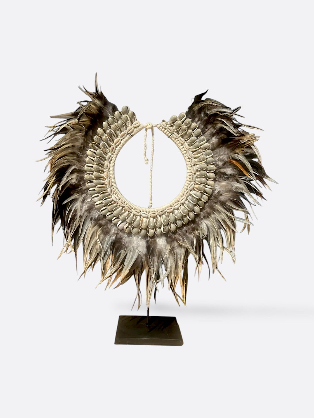 Collier décoratif en plumes et coquillages – Amara