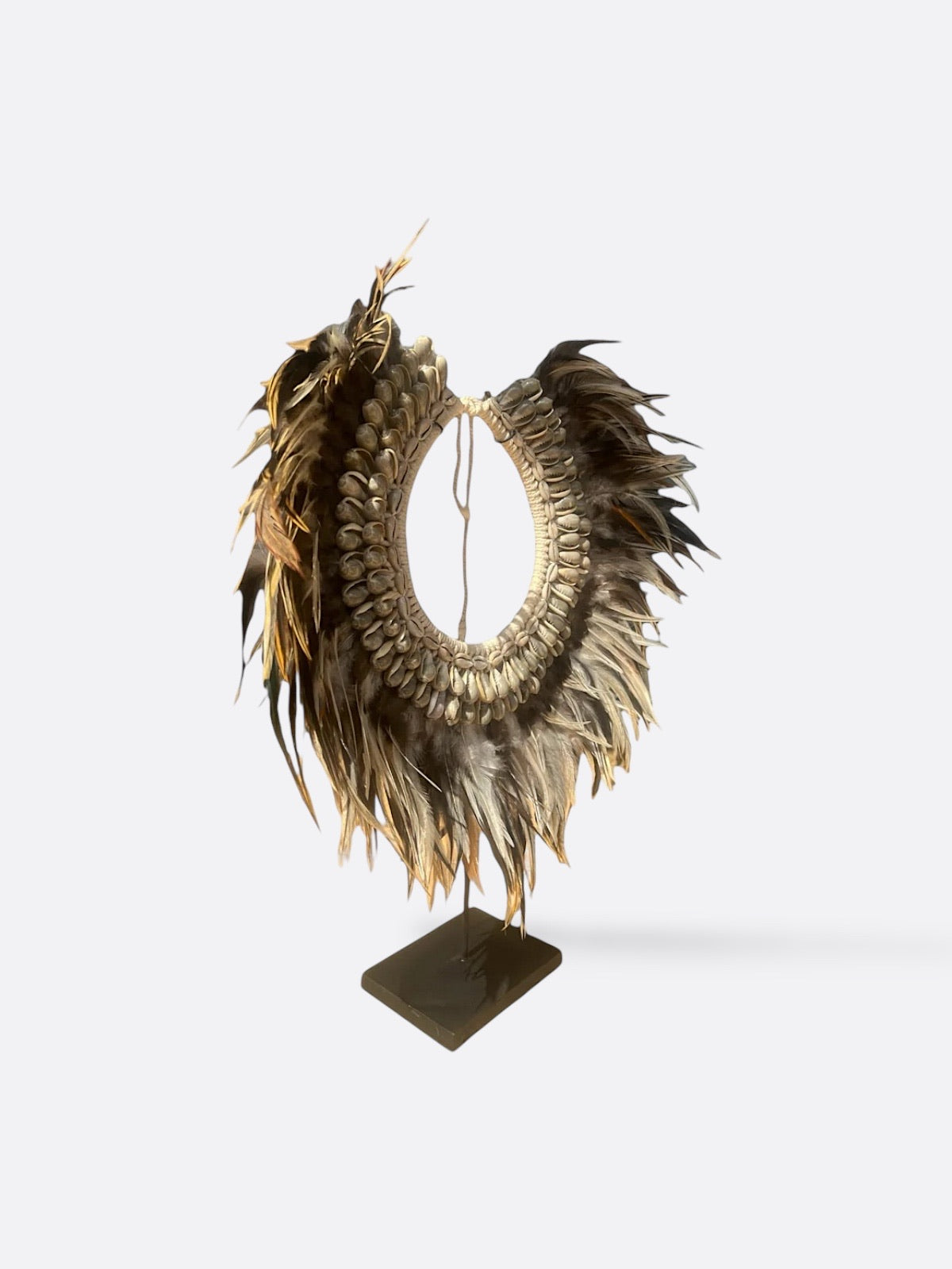 Collier décoratif en plumes et coquillages – Amara