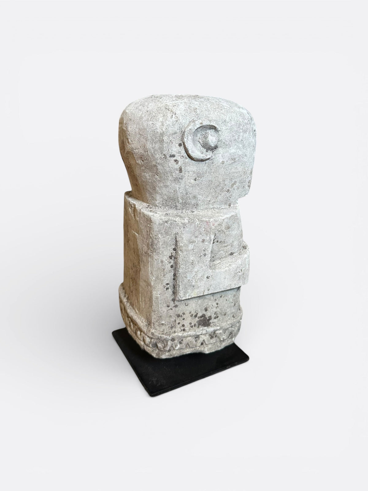 Sculpture Batu Alit posée sur une étagère