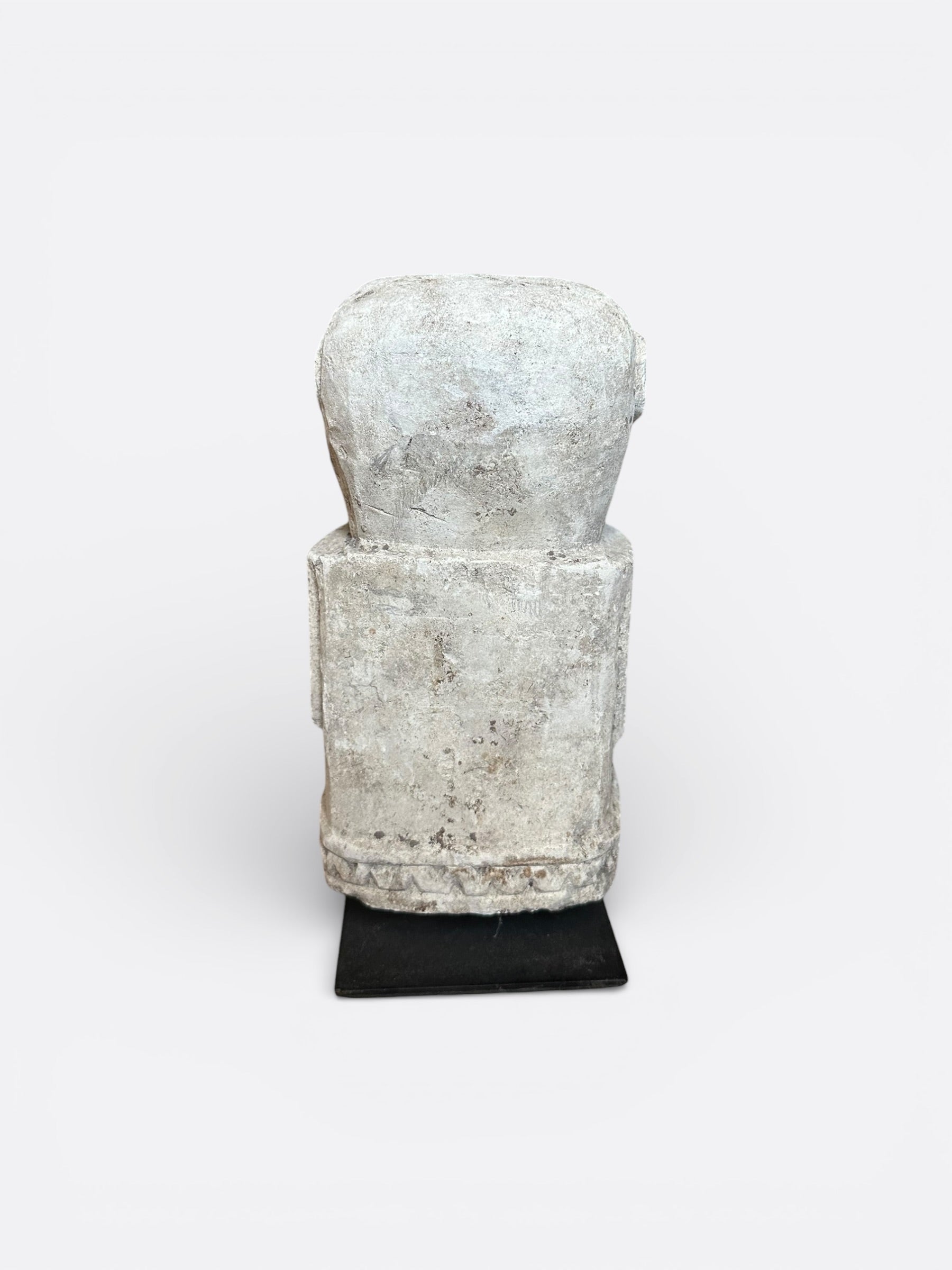 Petite sculpture Batu Alit vue de profil