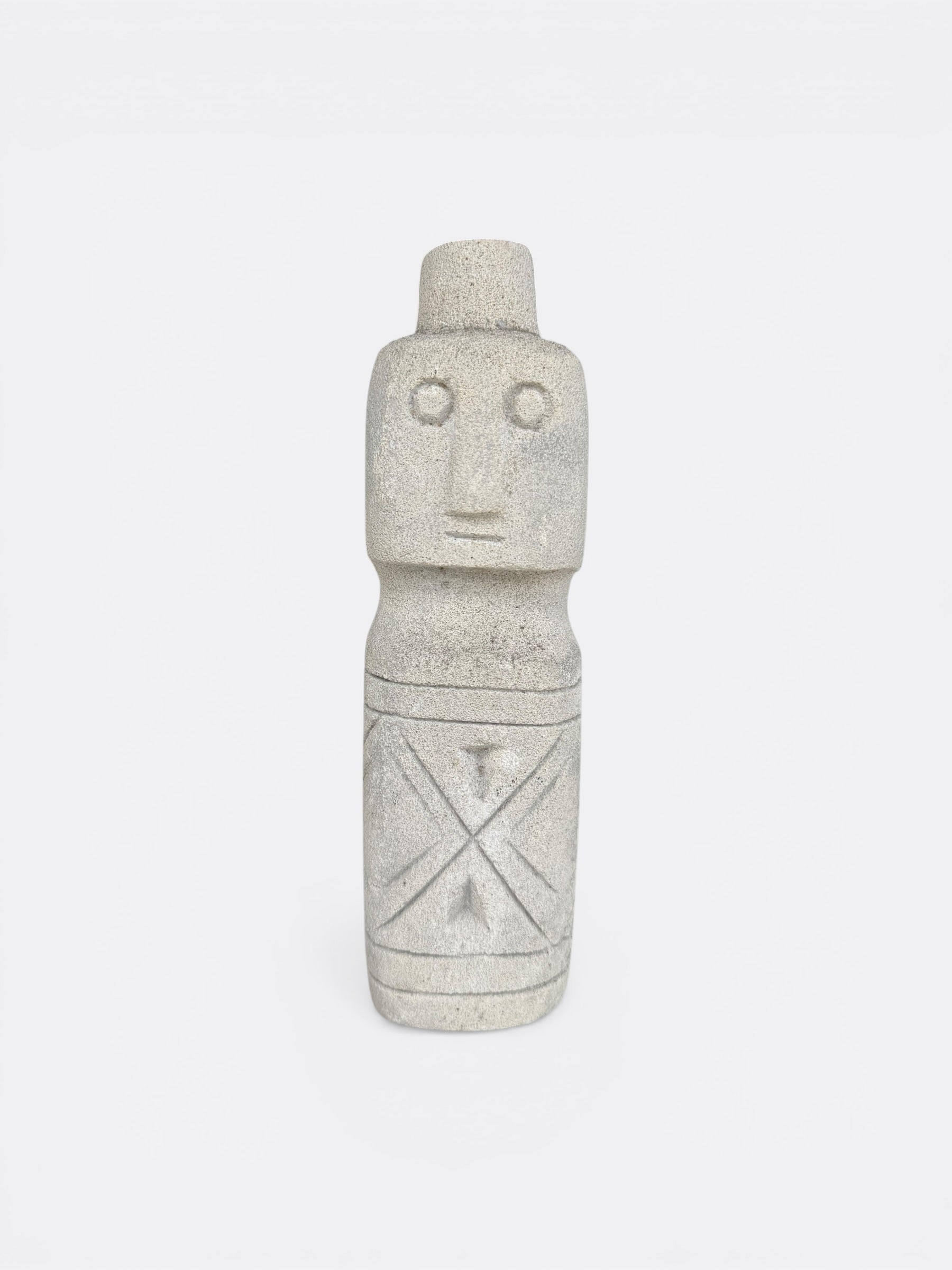 Petite statue en pierre de Sumba Nayo, vue de face