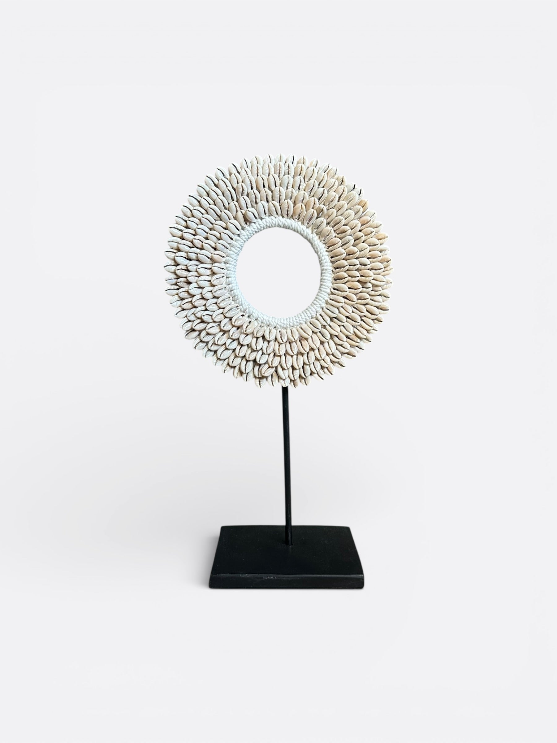 petite décoration sur socle en coquillage de bali