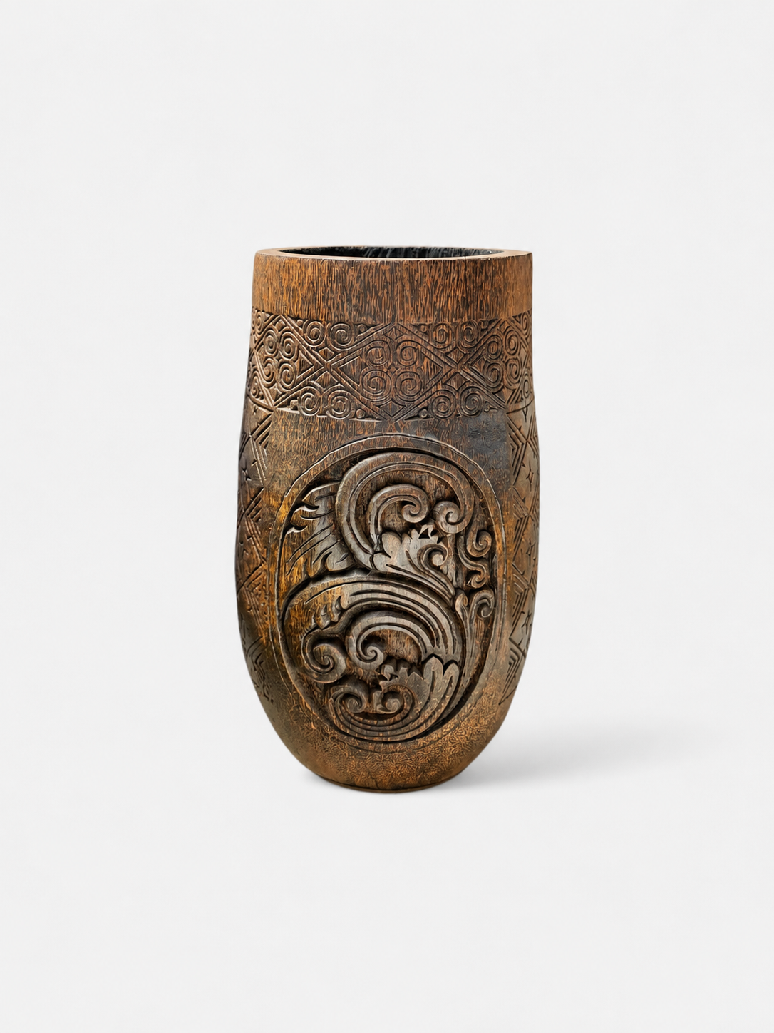 Pot Jiat en bois de palmier sculpté, vue d'ensemble