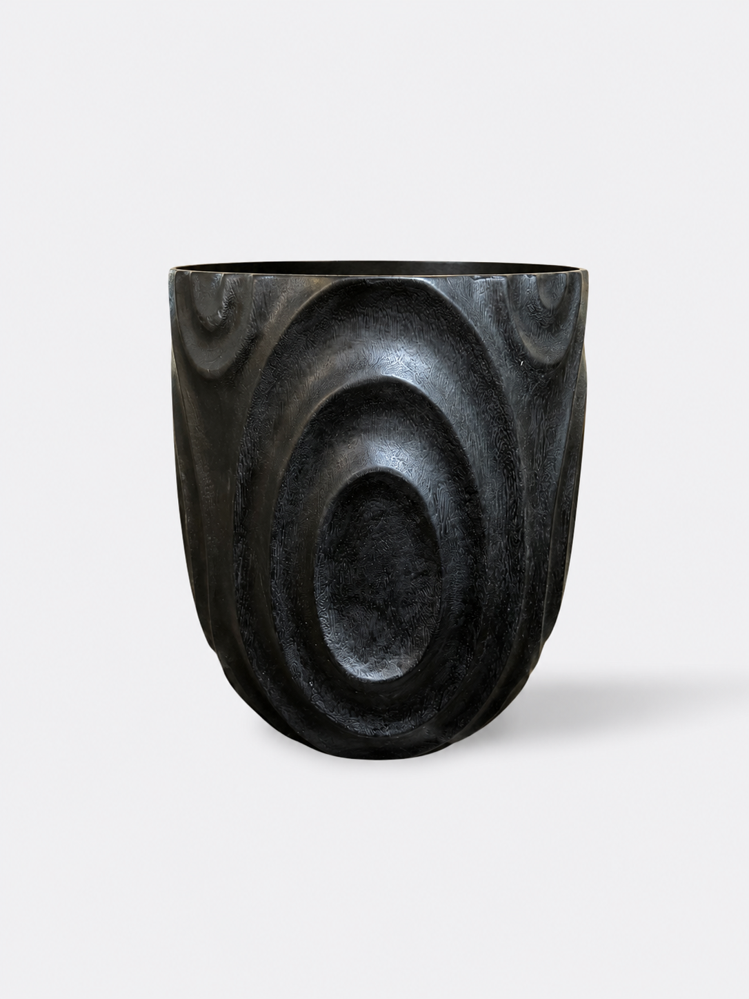 Pot sculptural Atho finition noire en manguier, vue d'ensemble