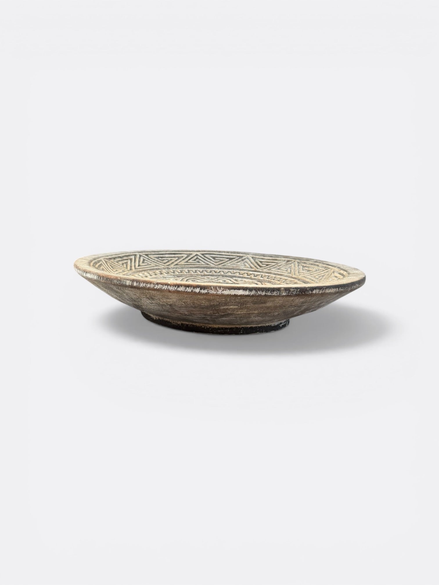 Plat sculpté en bois de teck, vue de face