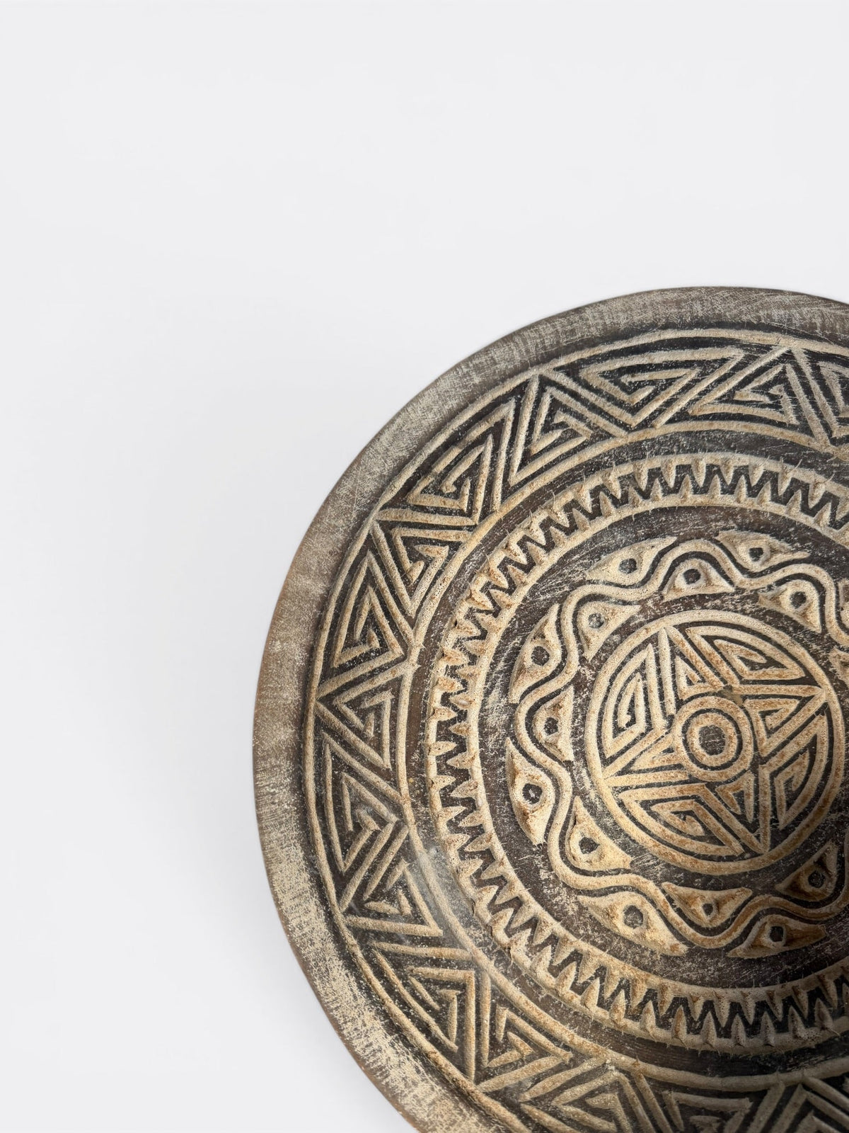 Plat sculpté en teck vu de dessus