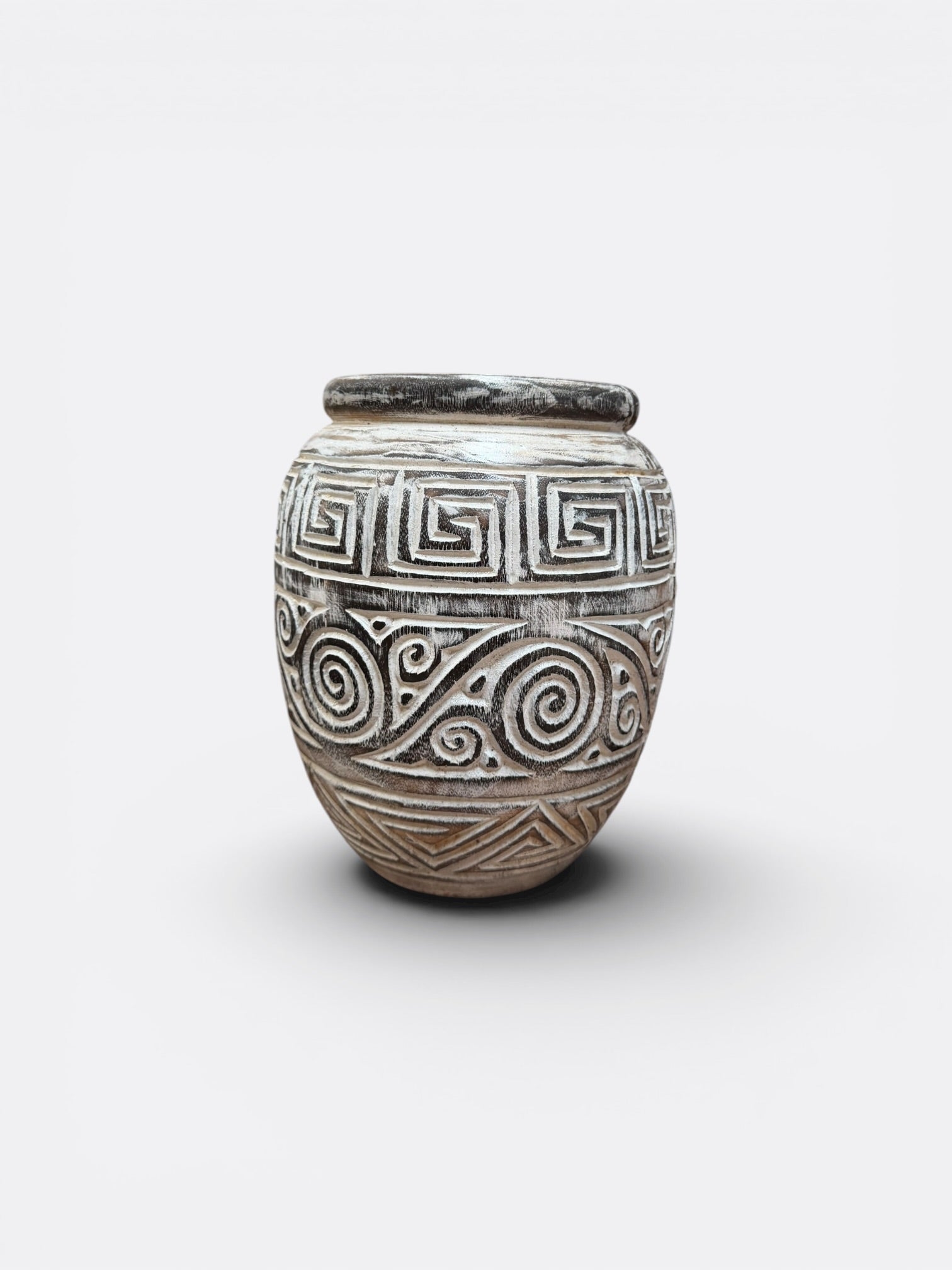Pot décoratif en teck sculpté à motifs ethniques, vue de face