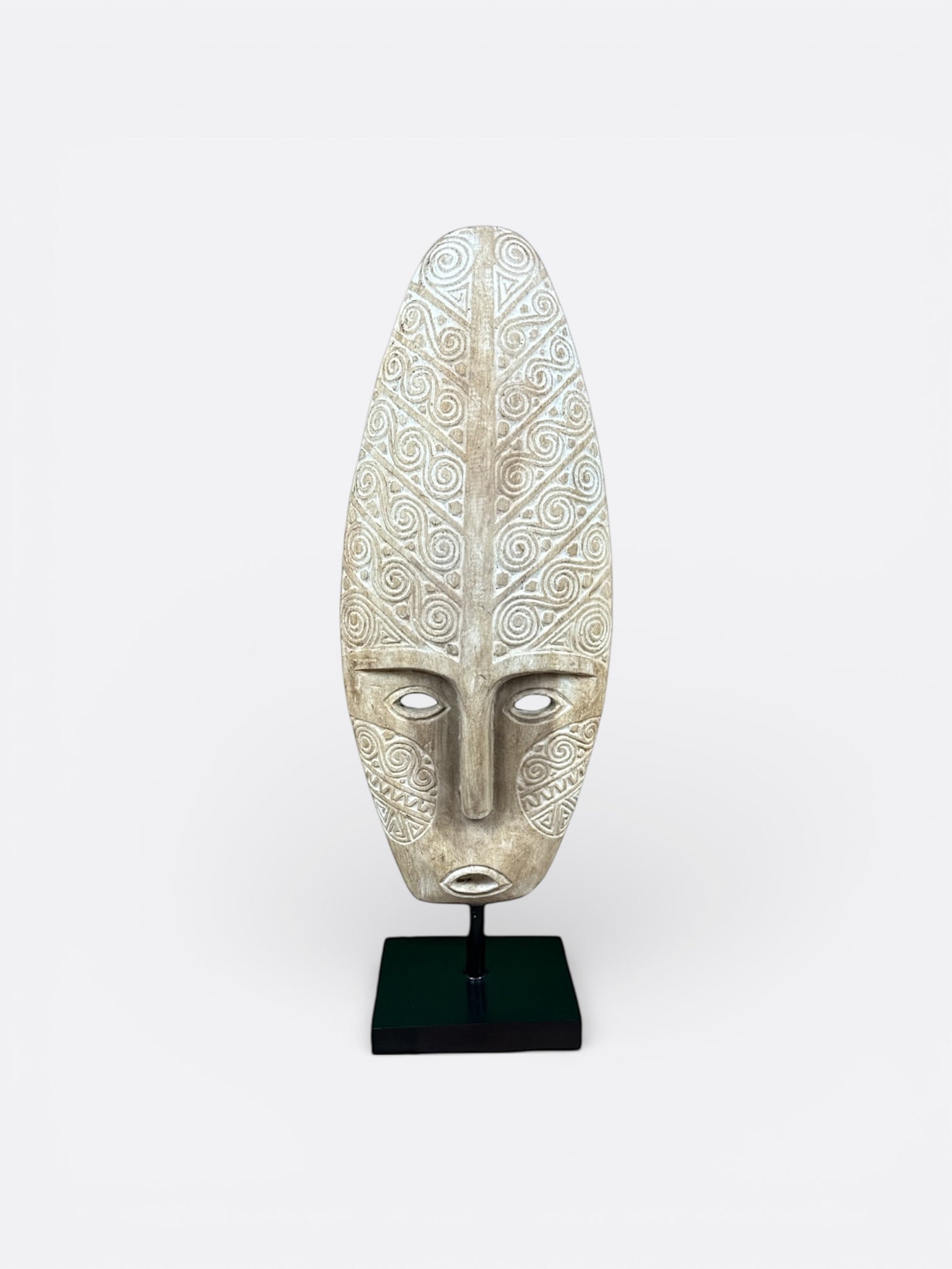 sculpture sur socleen bois d'un visage primitif, artisanat de bali piece unique