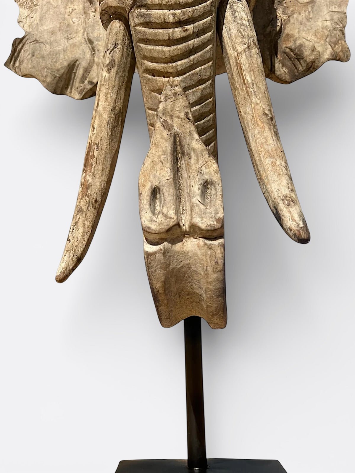 Sculpture Gajah posée dans un intérieur bohème