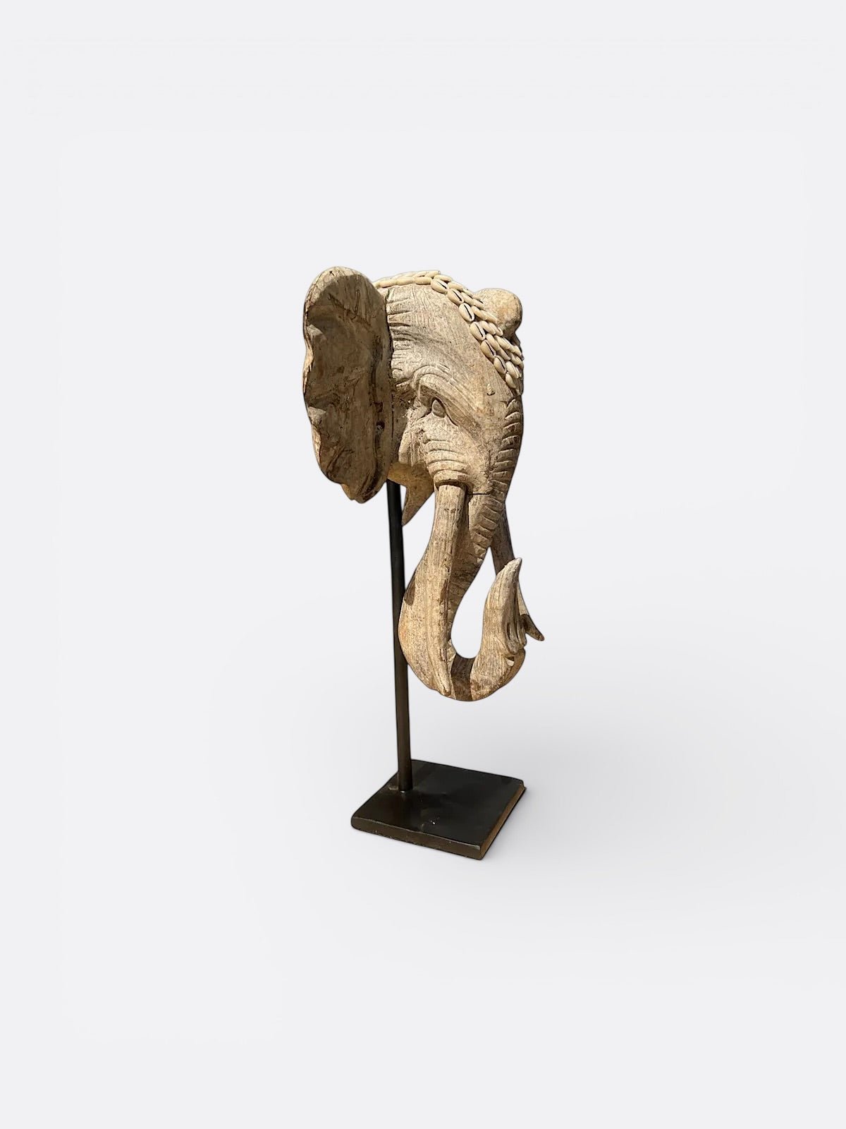 Détail des coquillages de cauri sur la sculpture éléphant Gajah