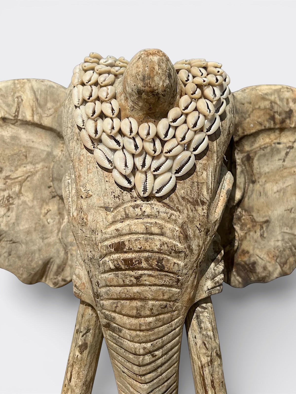 Gros plan sur le veinage du bois de la sculpture Gajah