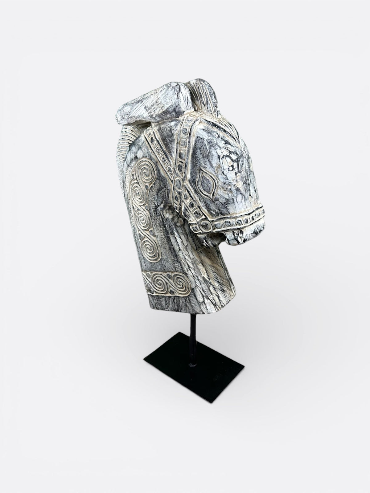 Sculpture Kuda Blanc cassé posée sur une console