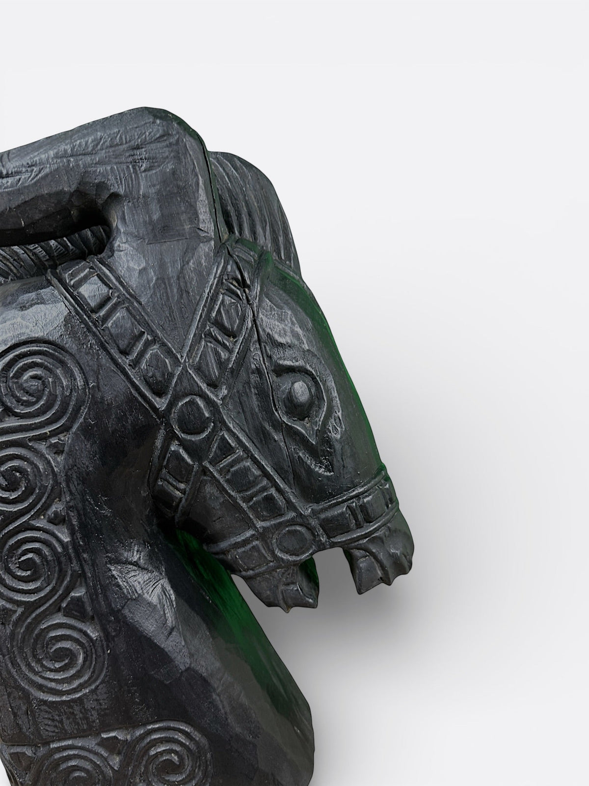 Gros plan sur la teinte noire de la sculpture Kuda Noir