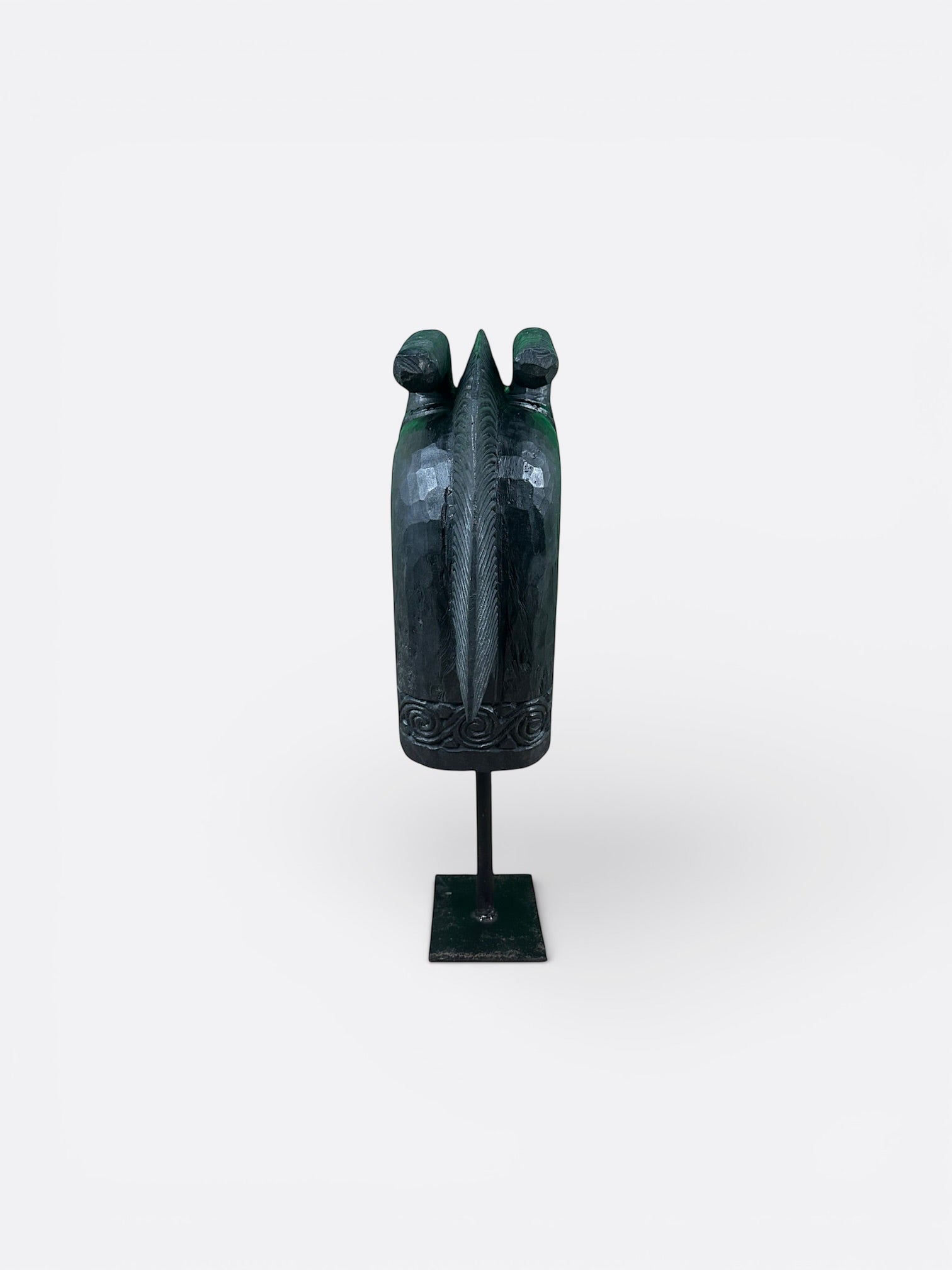 Détail du veinage du bois de Suar sur la sculpture Kuda Noir