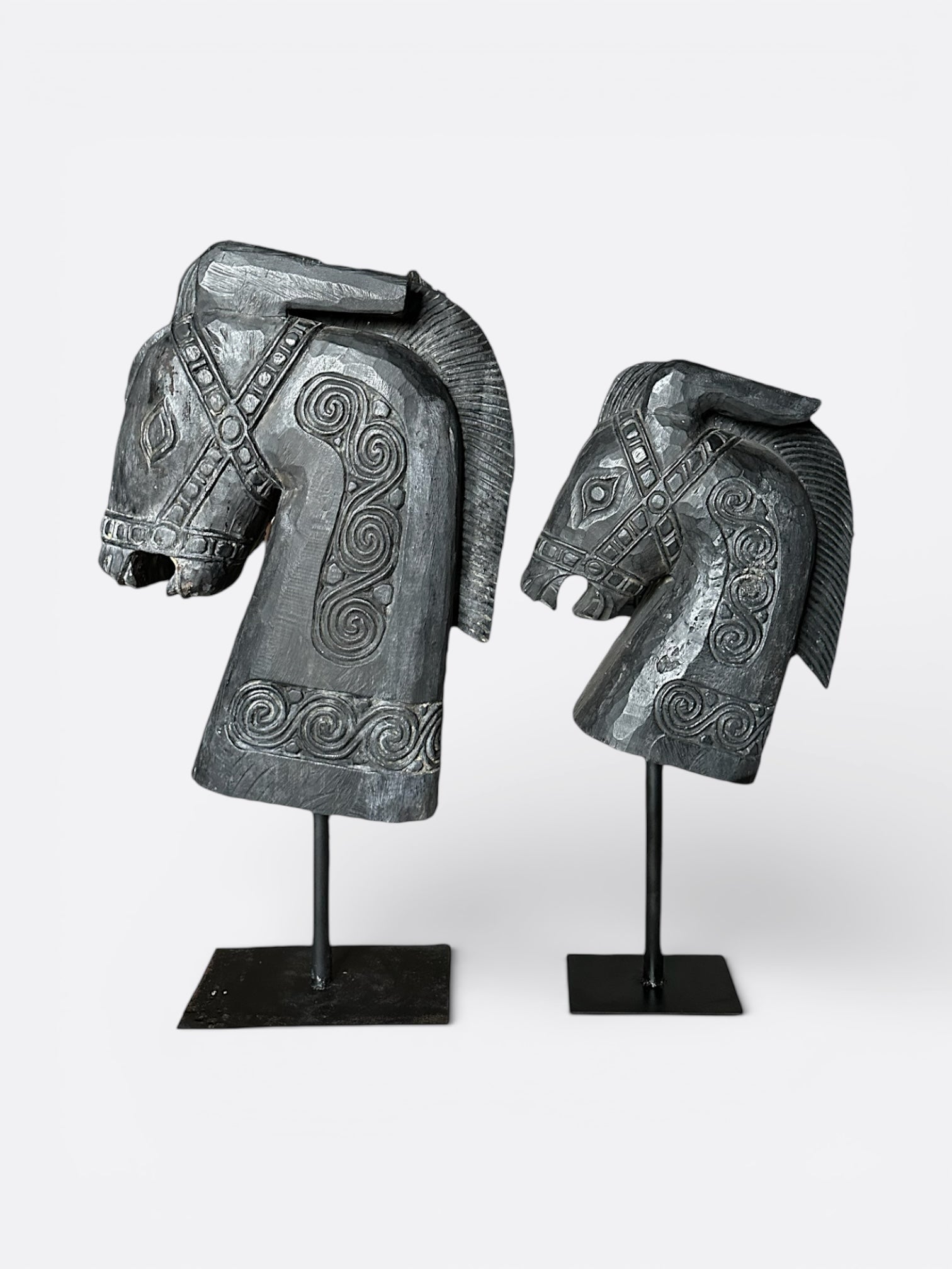 Sculpture artisanale balinaise en bois de Suar noir représentant un buste de cheval