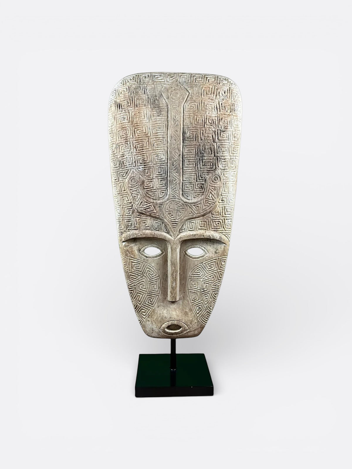 Sculpture visage primitif en bois de Suar avec gravures tribales, réalisée à la main à Bali