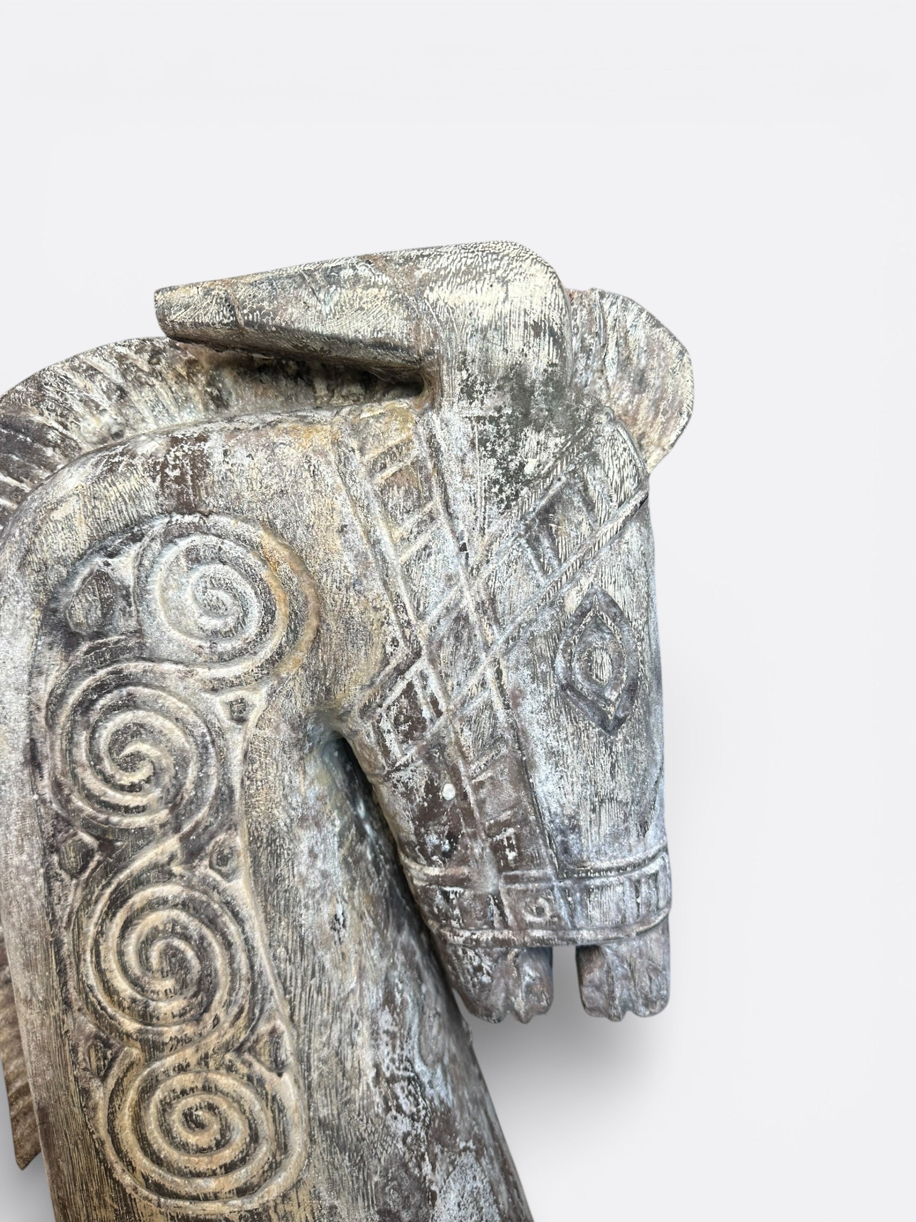 Sculpture artisanale en bois de Suar – Kuda Blanc cassé 2.0