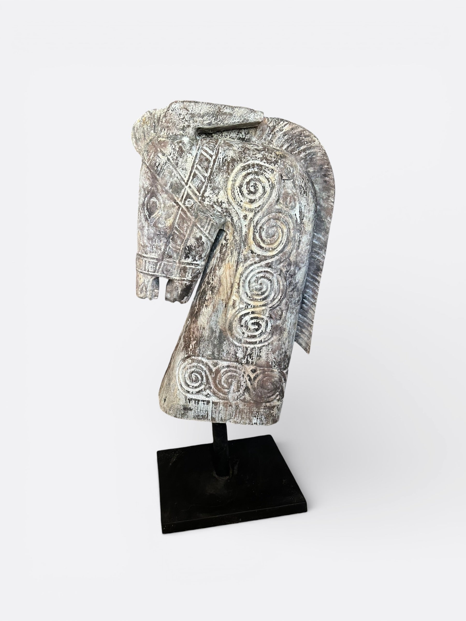 Sculpture artisanale en bois de Suar – Kuda Blanc cassé 2.0