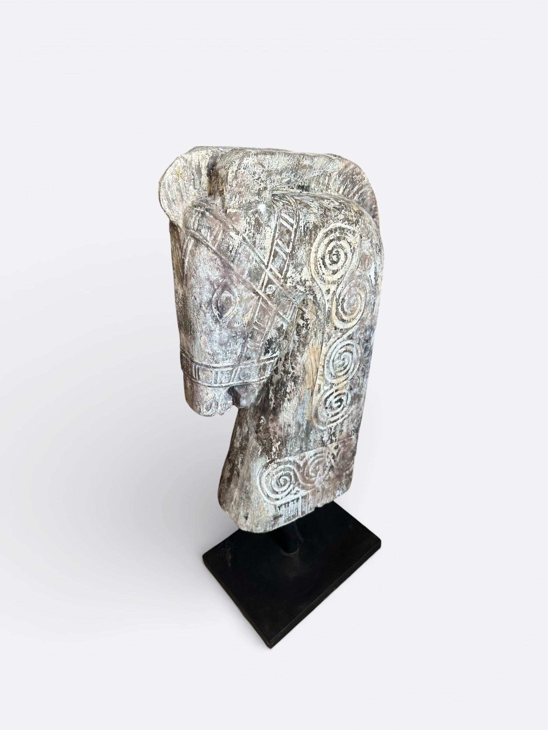 Sculpture artisanale en bois de Suar – Kuda Blanc cassé 2.0