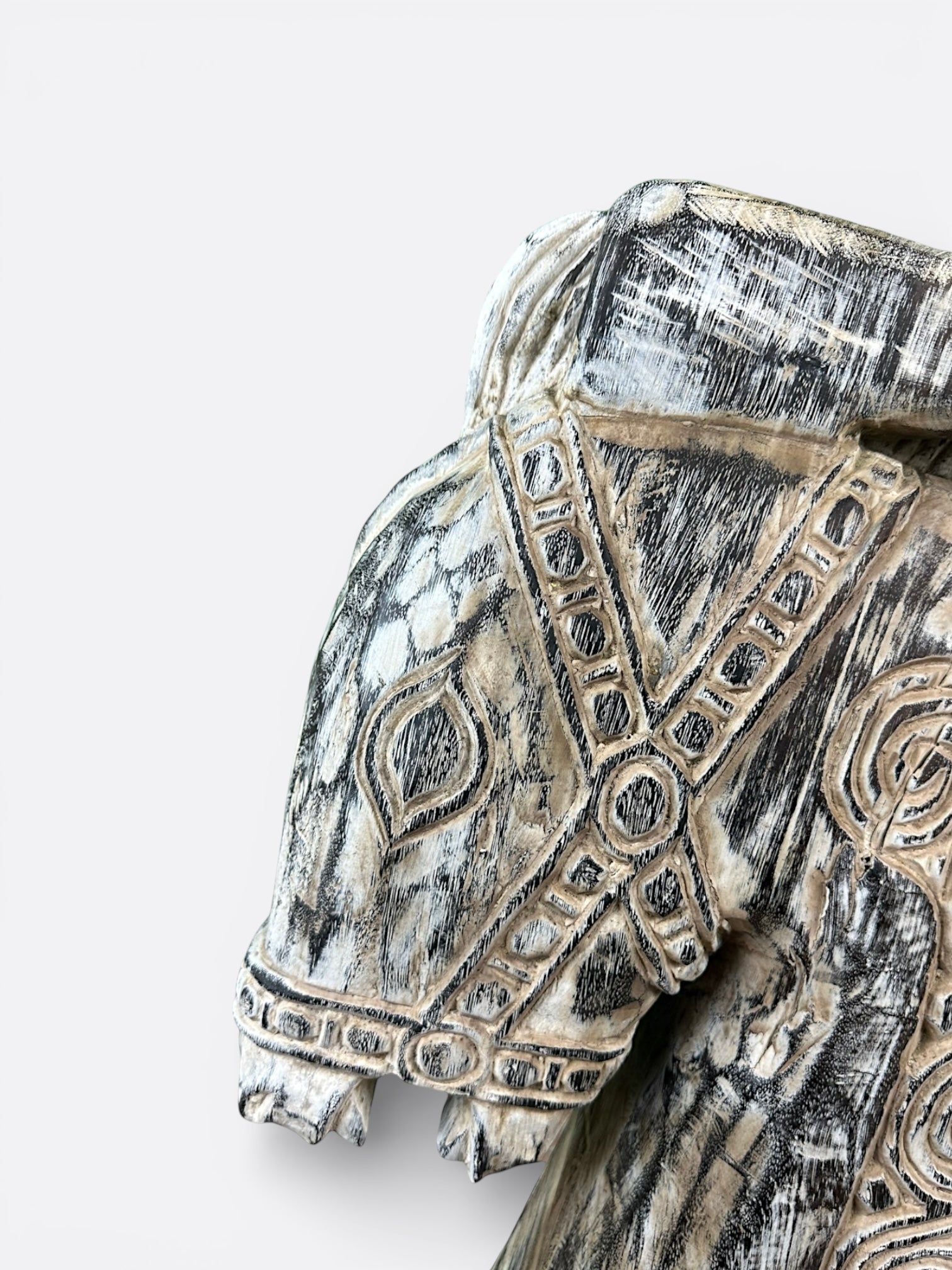 Sculpture artisanale en bois de Suar – Kuda Blanc cassé