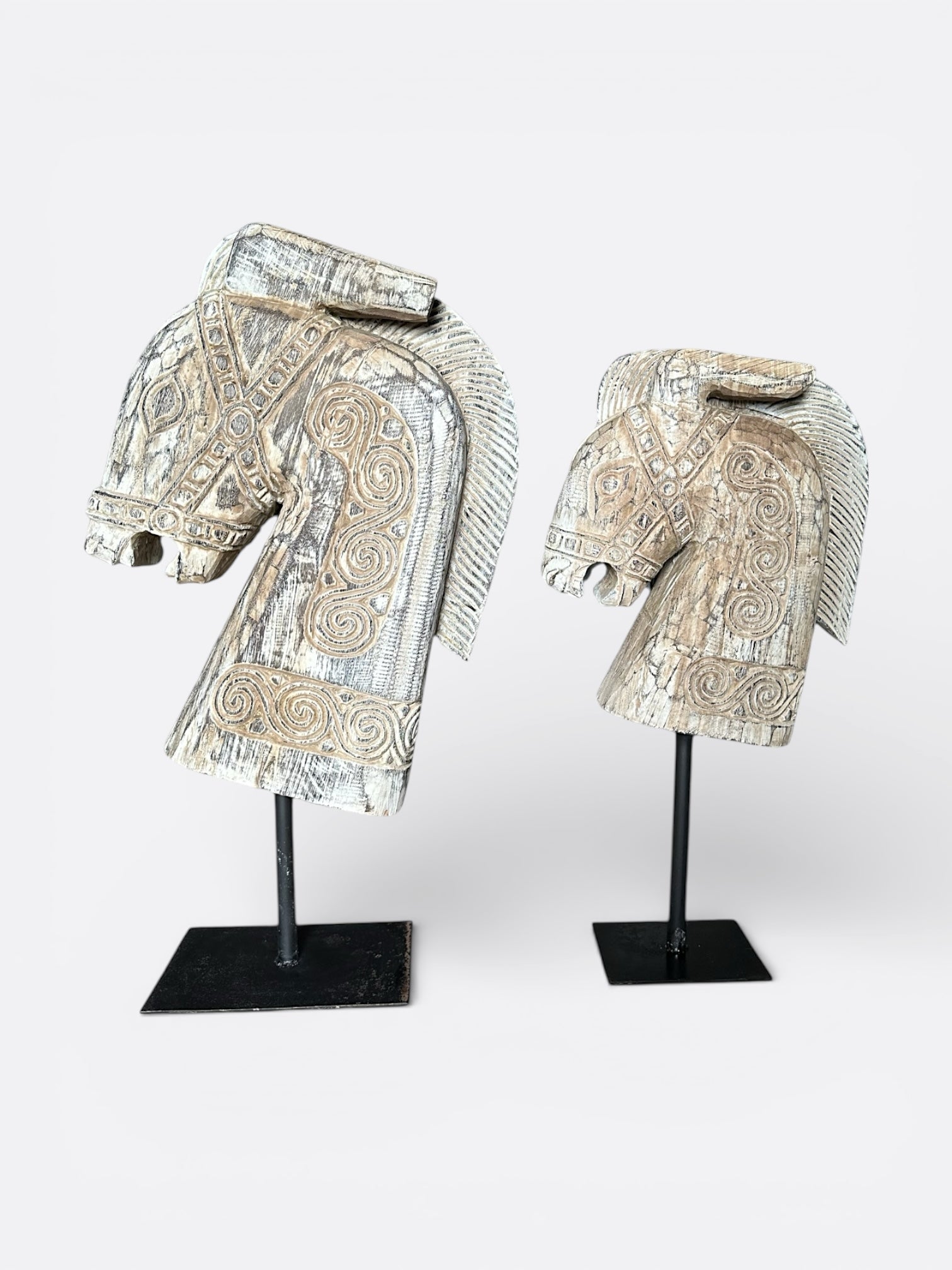 Sculpture artisanale en bois de Suar – Kuda Blanc cassé