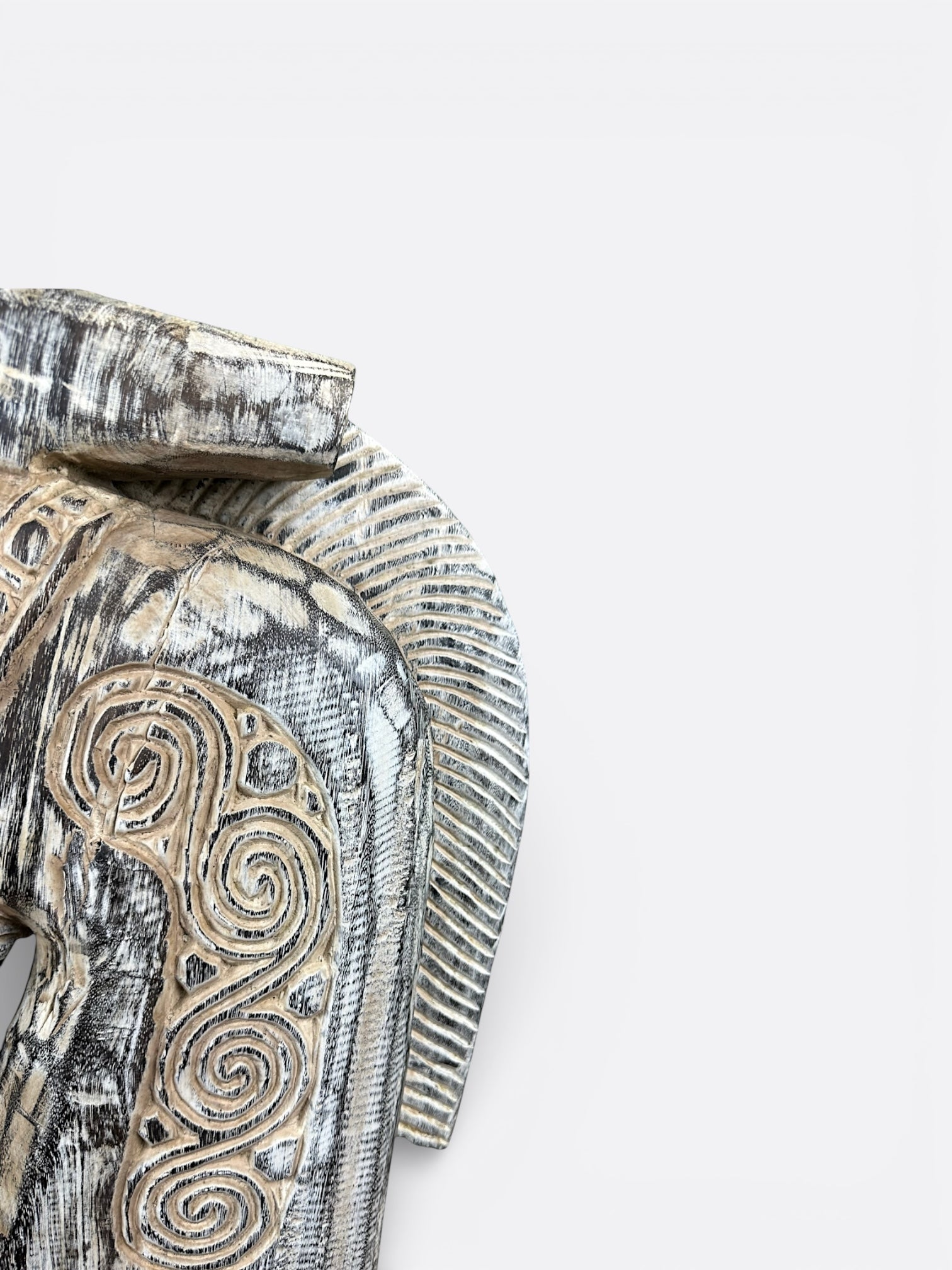 Sculpture artisanale en bois de Suar – Kuda Blanc cassé