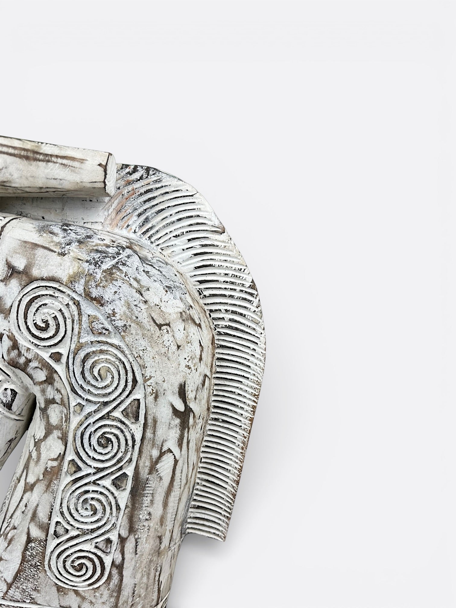 Sculpture artisanale en bois de Suar – Kuda Blanc