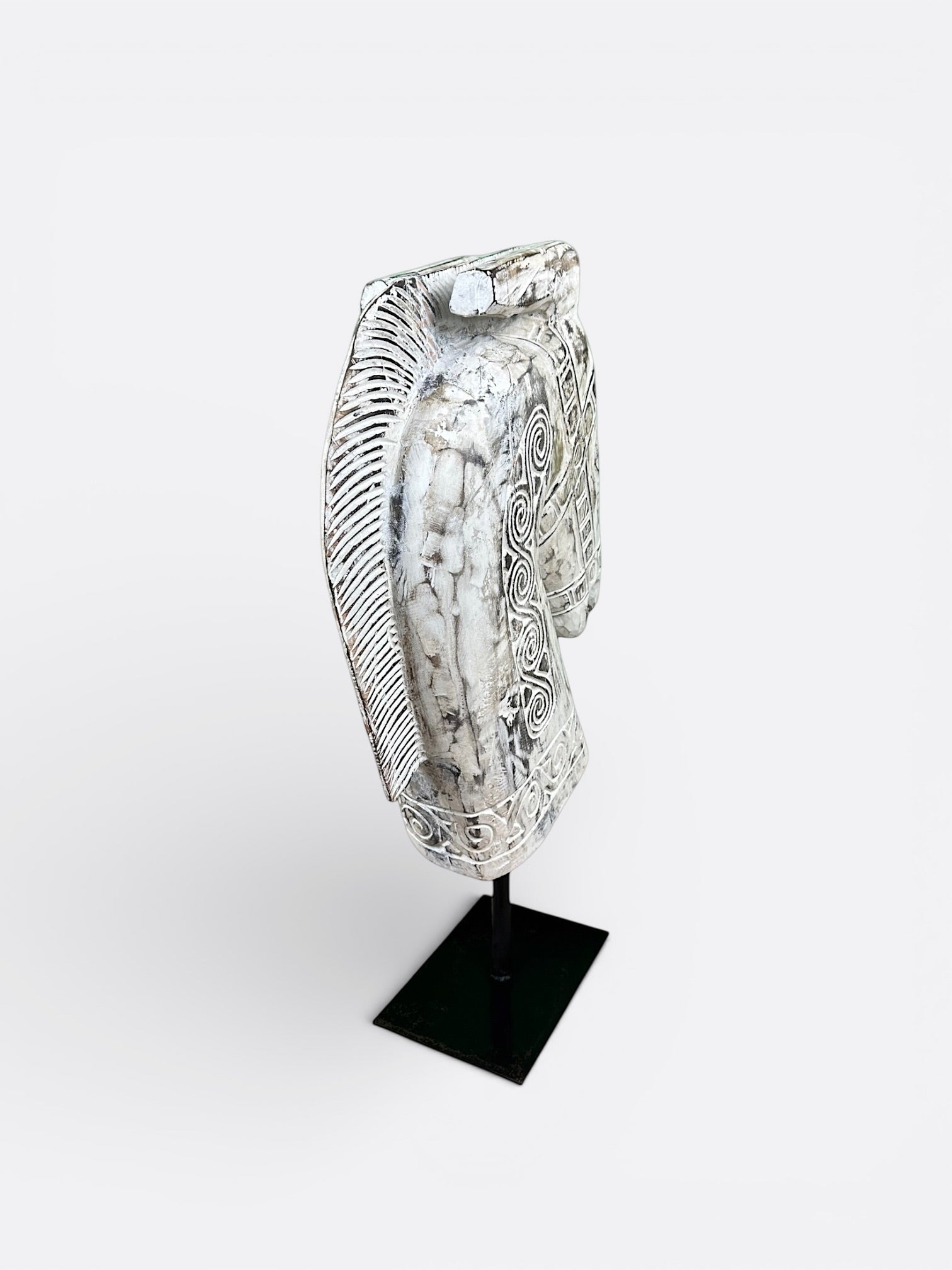 Sculpture artisanale en bois de Suar – Kuda Blanc