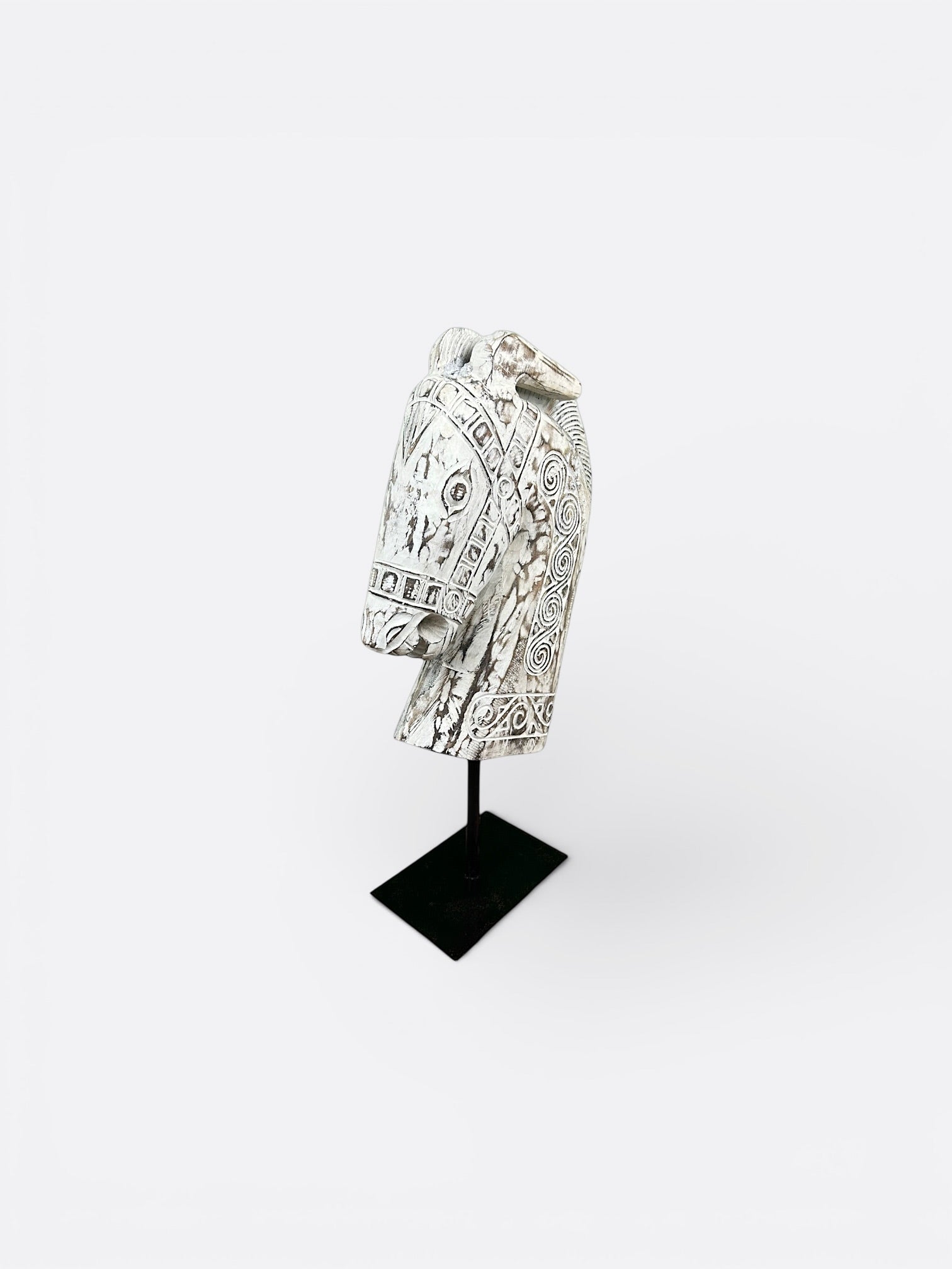 Sculpture artisanale en bois de Suar – Kuda Blanc