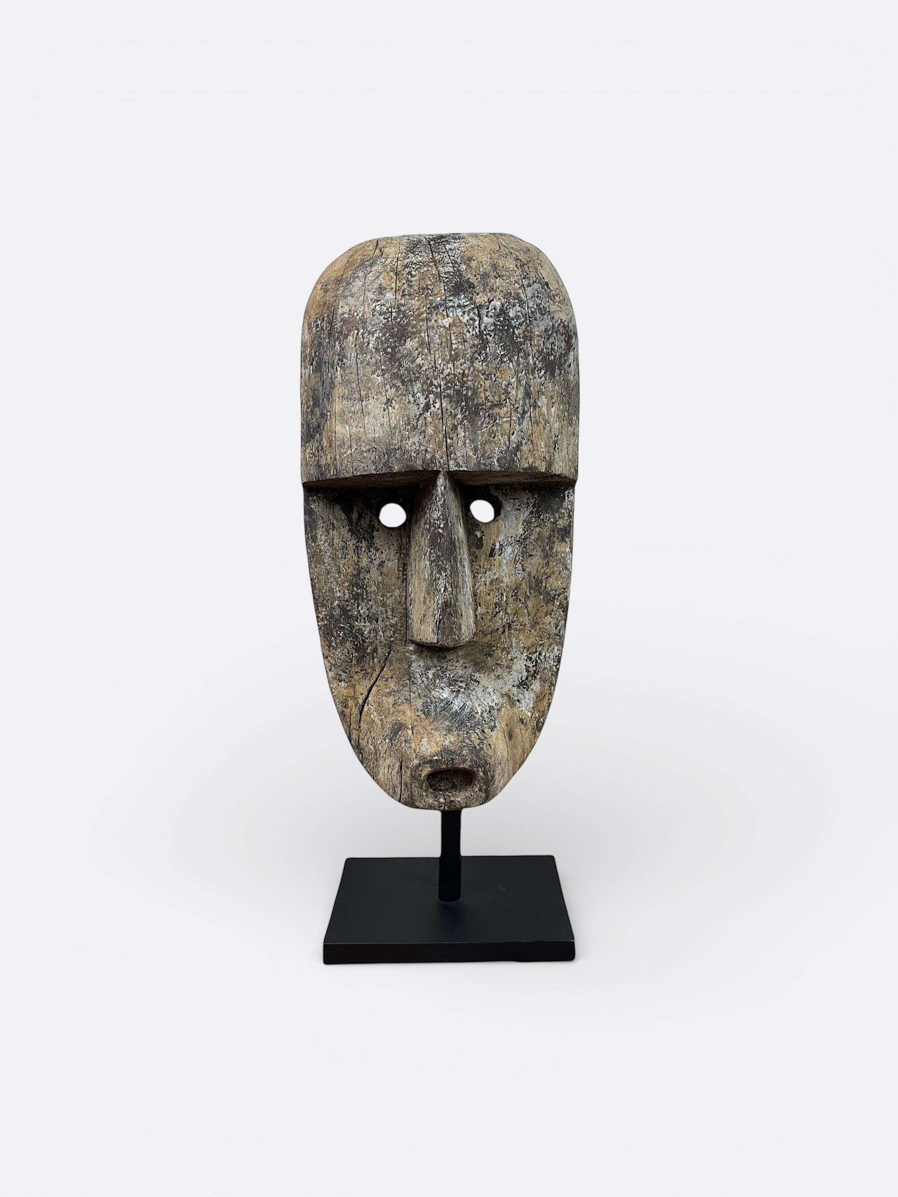 Sculpture tribale Agung M représentant un visage inspiré du Timor, montée sur socle en métal