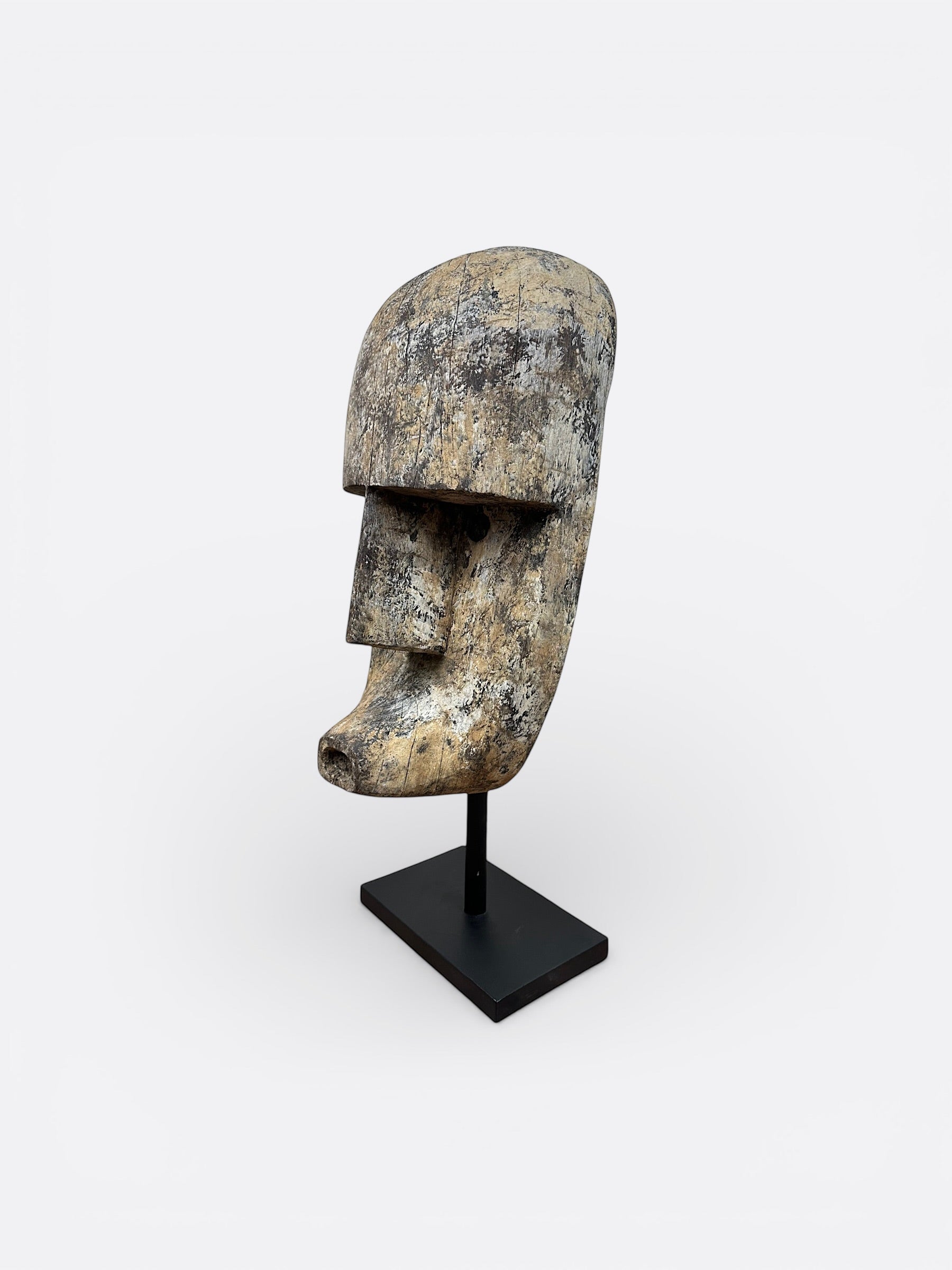 Visage tribal sculpté à la main à Bali, sculpture Agung M sur socle métal