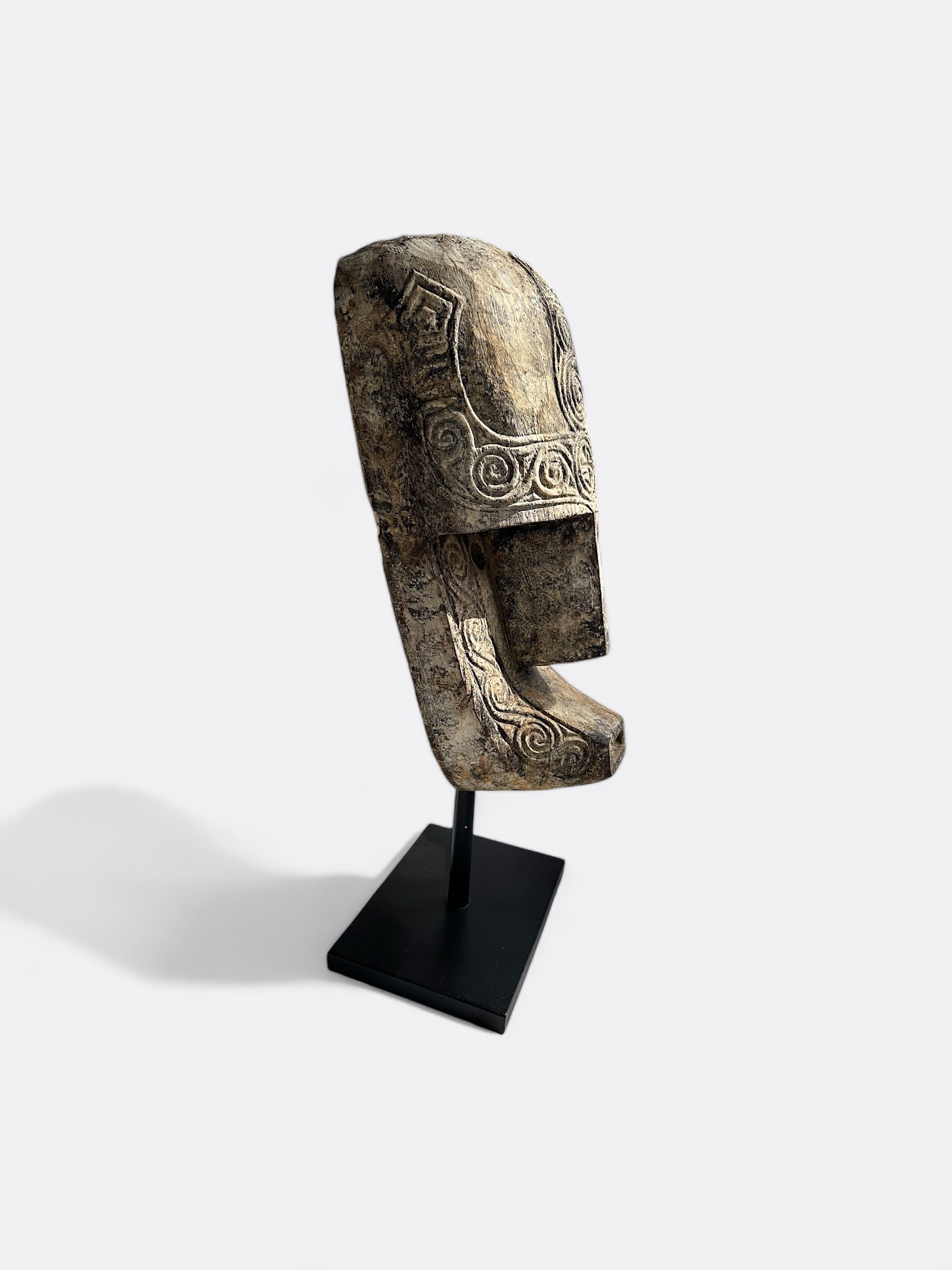 Détail des motifs ethniques sculptés sur la pièce Agung