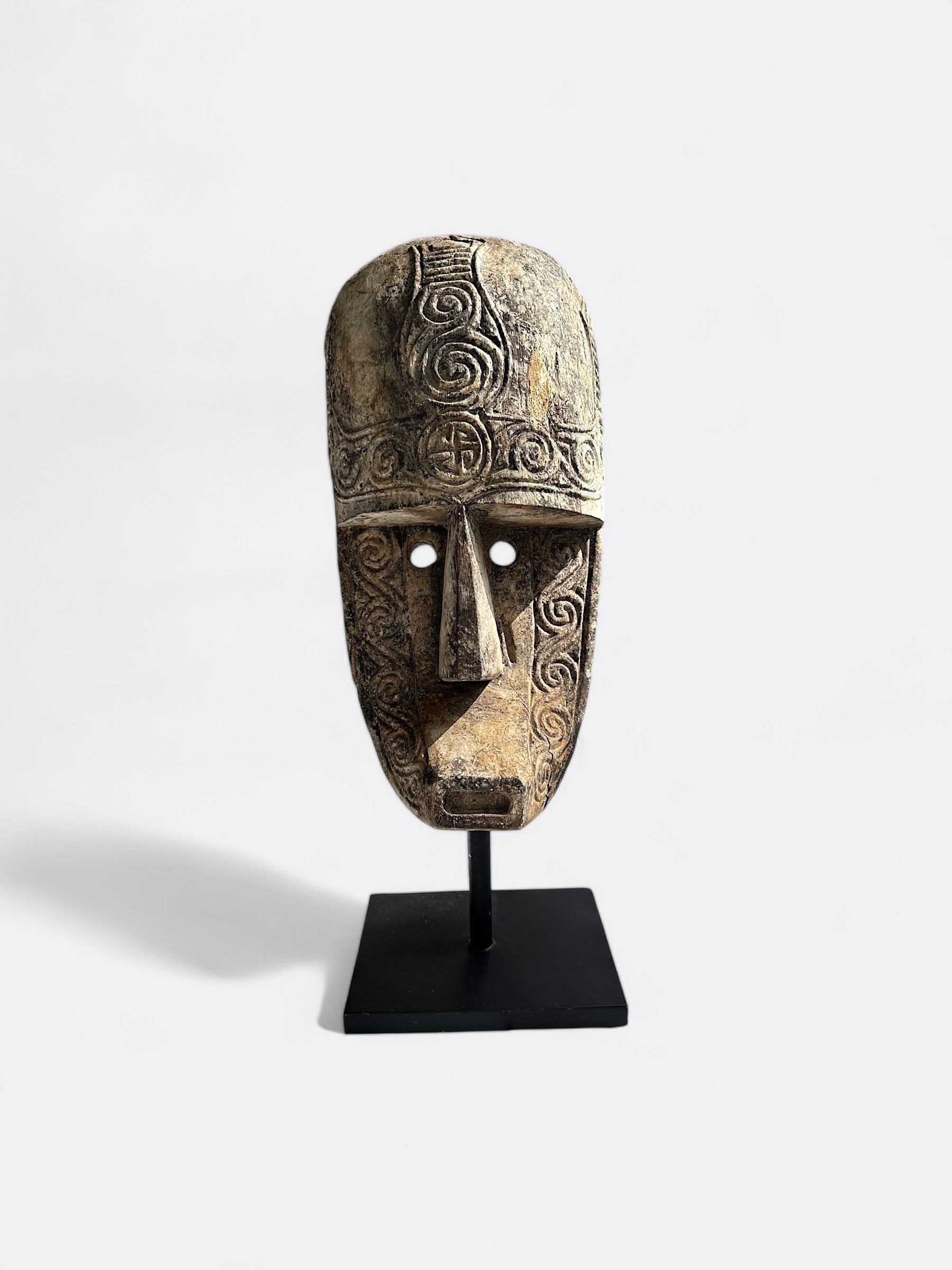 Sculpture visage Agung en bois de manguier, vue de face