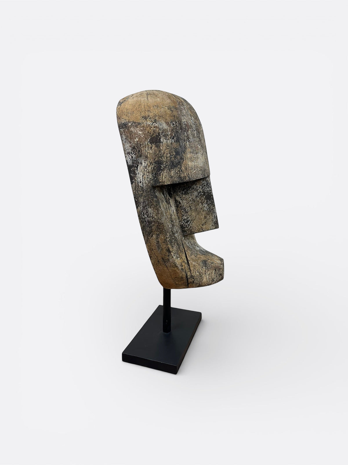 Détail du socle en métal de la sculpture tribale Agung M