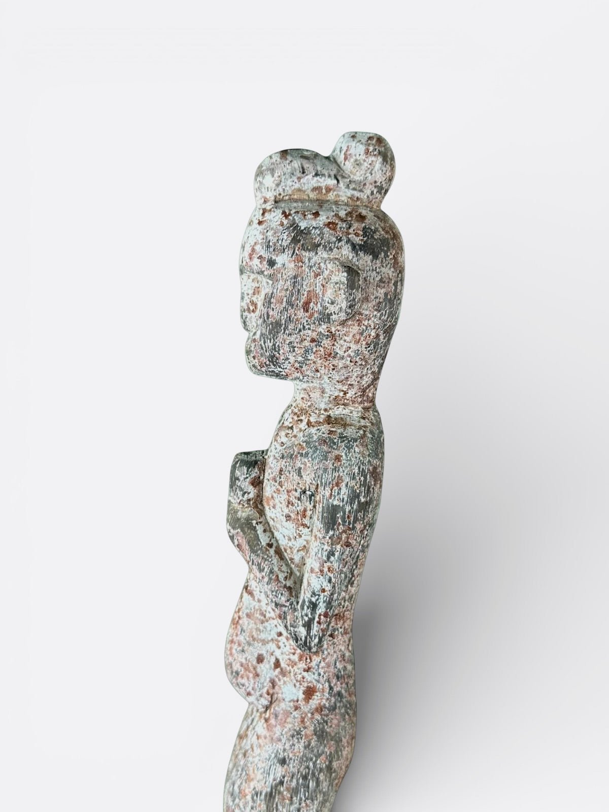 Détail du socle réglable du totem Sekar Ayu