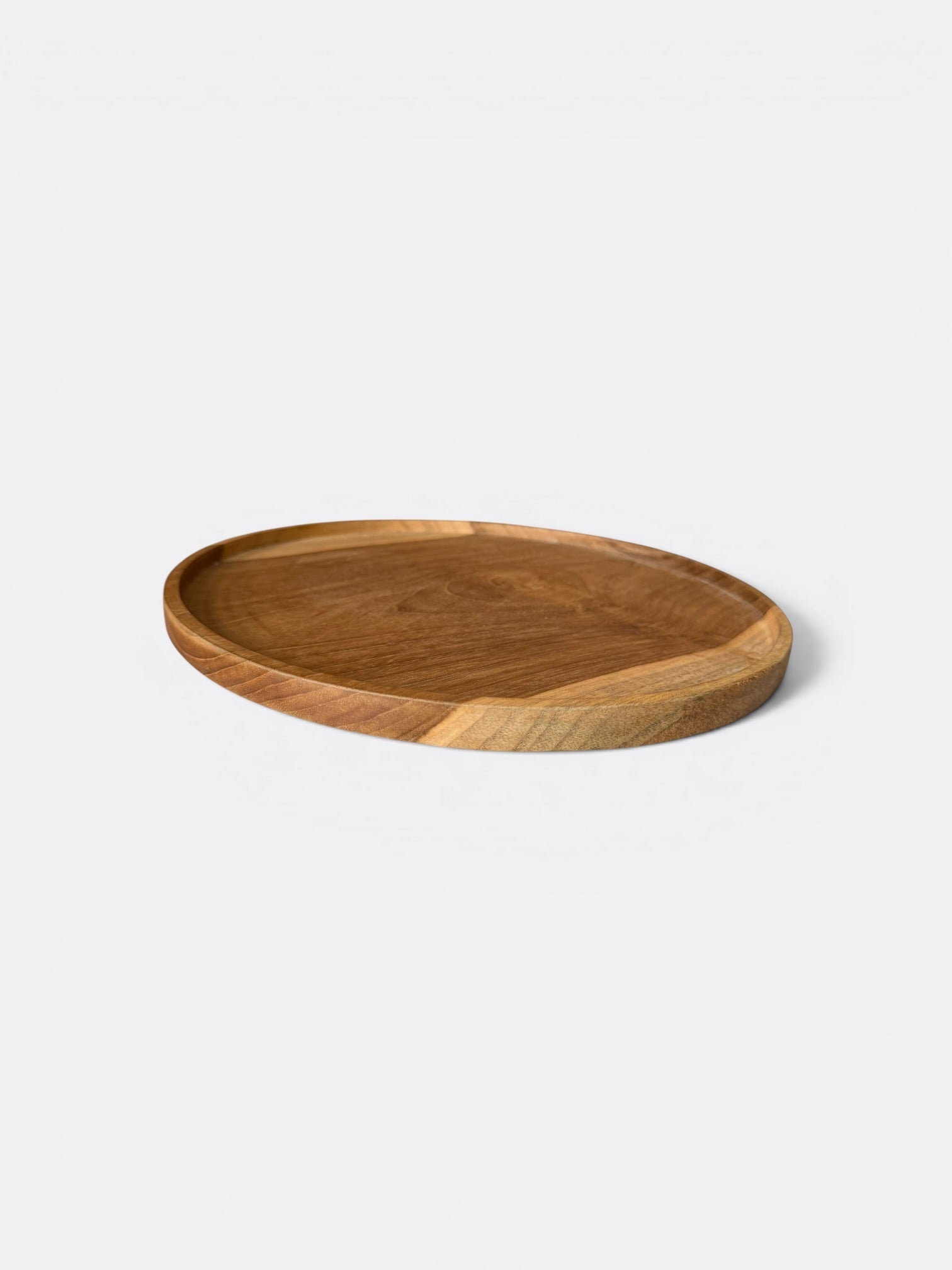 Assiettes en teck dressées pour un repas