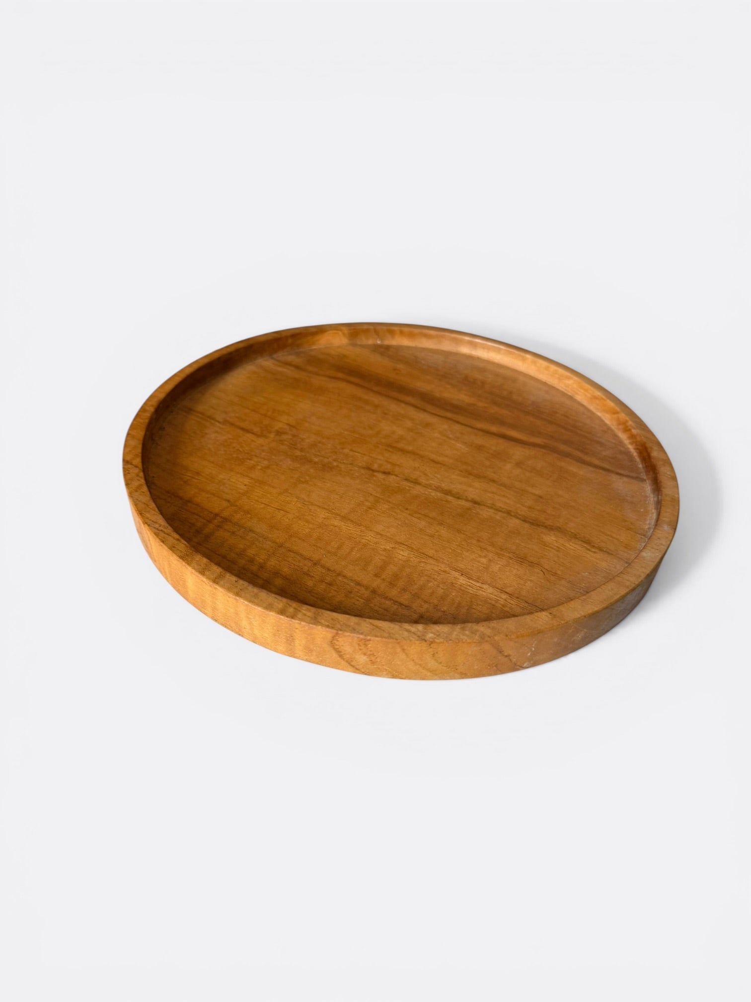 Détail du veinage du teck sur les petites assiettes